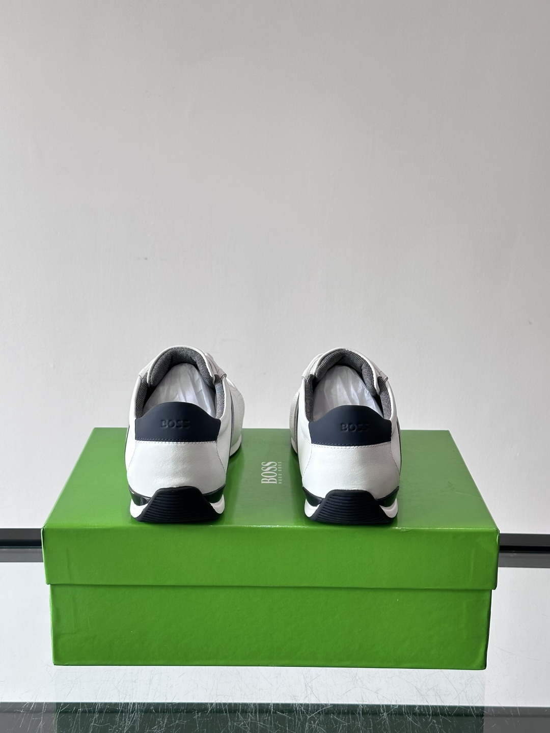 BOSS皮革透气高尔夫运动鞋，简约设计，优质皮革+透气孔拼接，透气又耐穿！鞋侧深蓝条纹点缀，品牌感满满✨