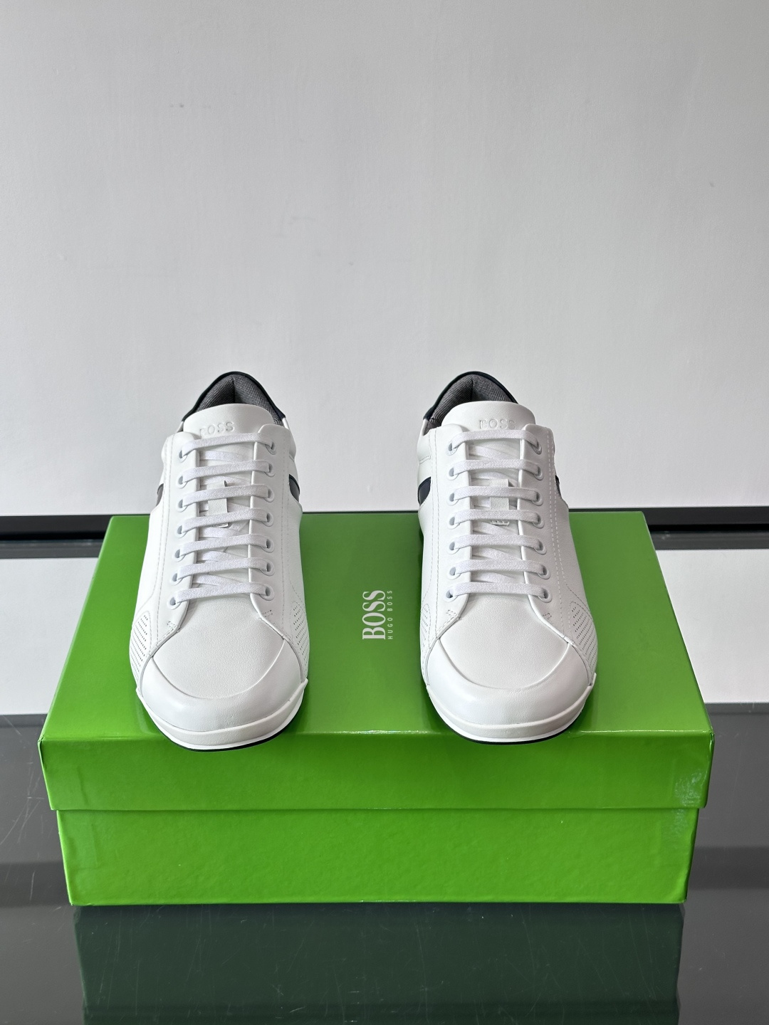 BOSS皮革透气高尔夫运动鞋，简约设计，优质皮革+透气孔拼接，透气又耐穿！鞋侧深蓝条纹点缀，品牌感满满✨