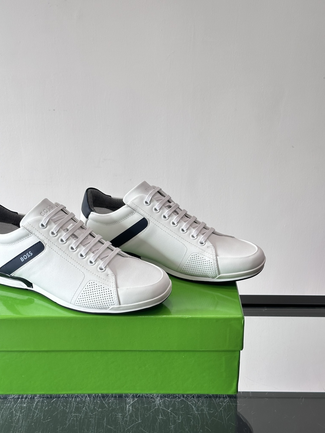 BOSS皮革透气高尔夫运动鞋，简约设计，优质皮革+透气孔拼接，透气又耐穿！鞋侧深蓝条纹点缀，品牌感满满✨