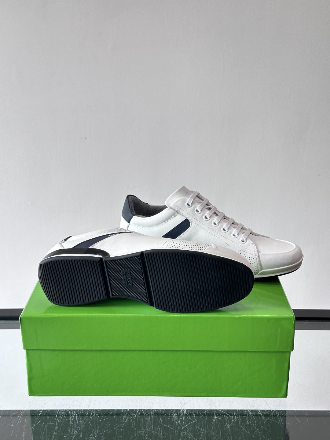 BOSS皮革透气高尔夫运动鞋，简约设计，优质皮革+透气孔拼接，透气又耐穿！鞋侧深蓝条纹点缀，品牌感满满✨