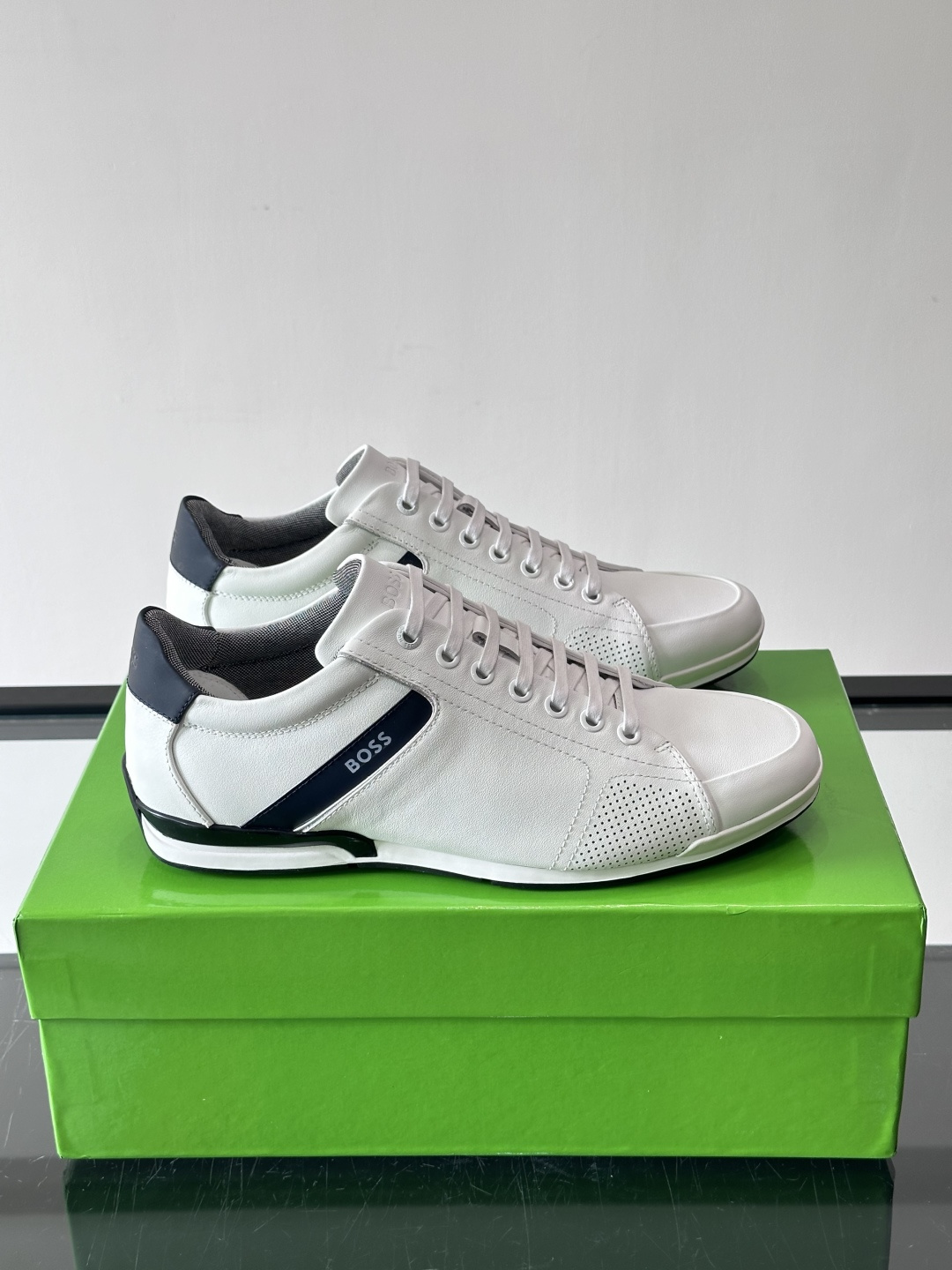 BOSS皮革透气高尔夫运动鞋，简约设计，优质皮革+透气孔拼接，透气又耐穿！鞋侧深蓝条纹点缀，品牌感满满✨