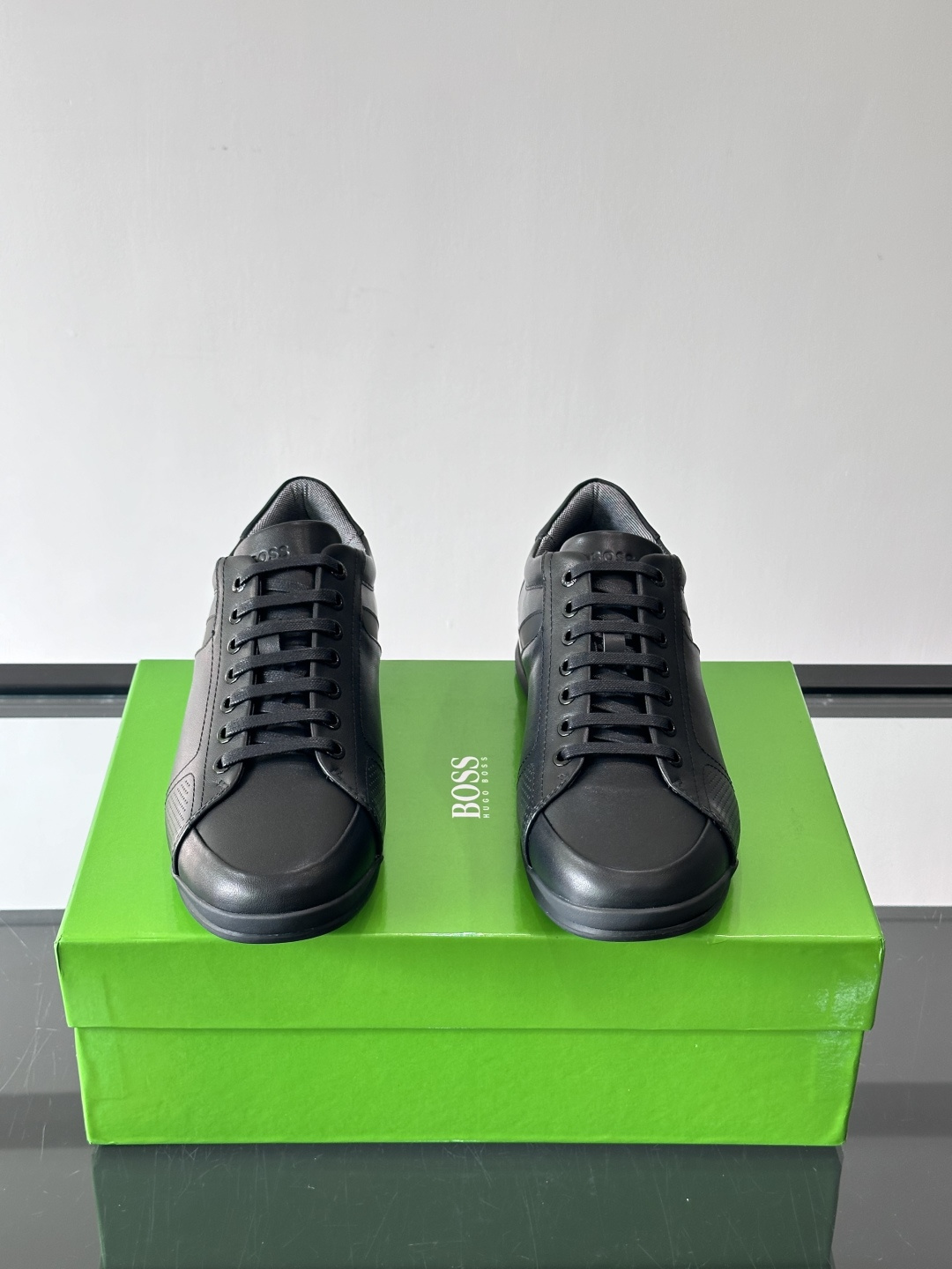 BOSS皮革透气高尔夫运动鞋，简约设计，优质皮革+透气孔拼接，透气又耐穿！鞋侧深蓝条纹点缀，品牌感满满✨