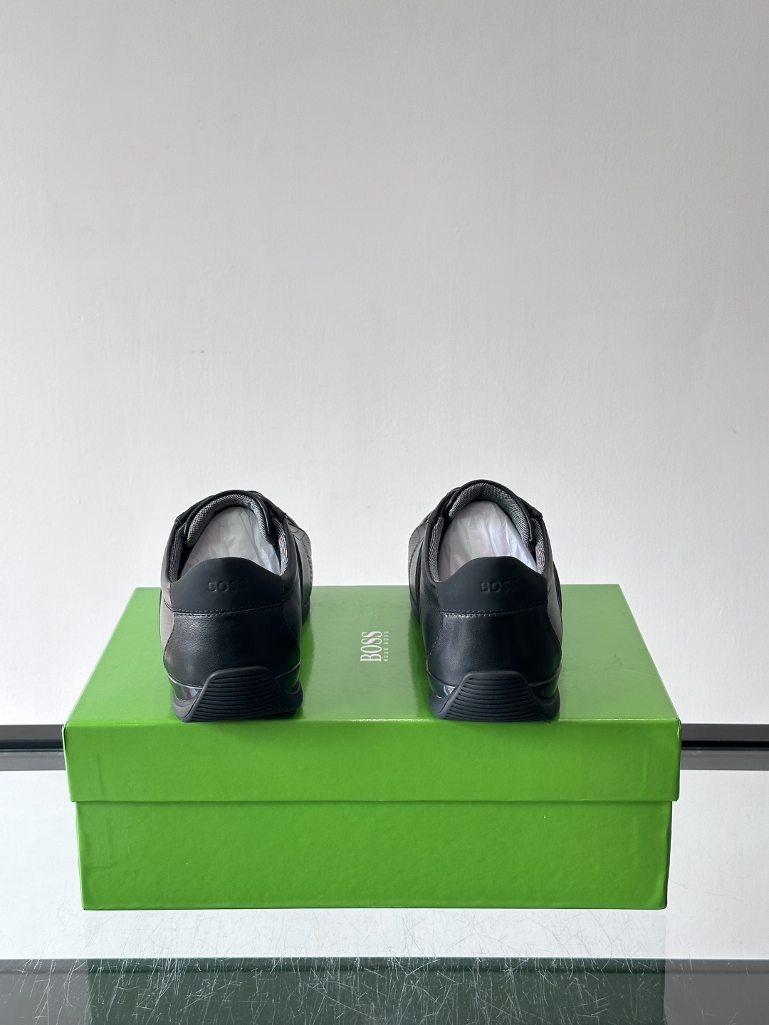 BOSS皮革透气高尔夫运动鞋，简约设计，优质皮革+透气孔拼接，透气又耐穿！鞋侧深蓝条纹点缀，品牌感满满✨