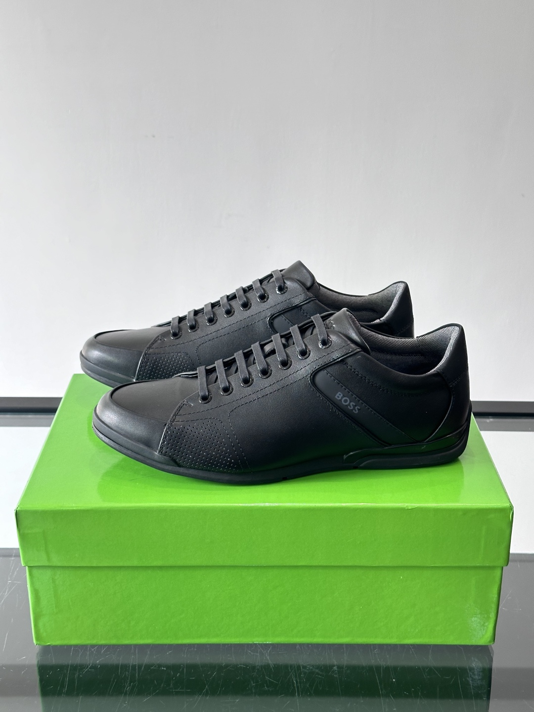 BOSS皮革透气高尔夫运动鞋，简约设计，优质皮革+透气孔拼接，透气又耐穿！鞋侧深蓝条纹点缀，品牌感满满✨