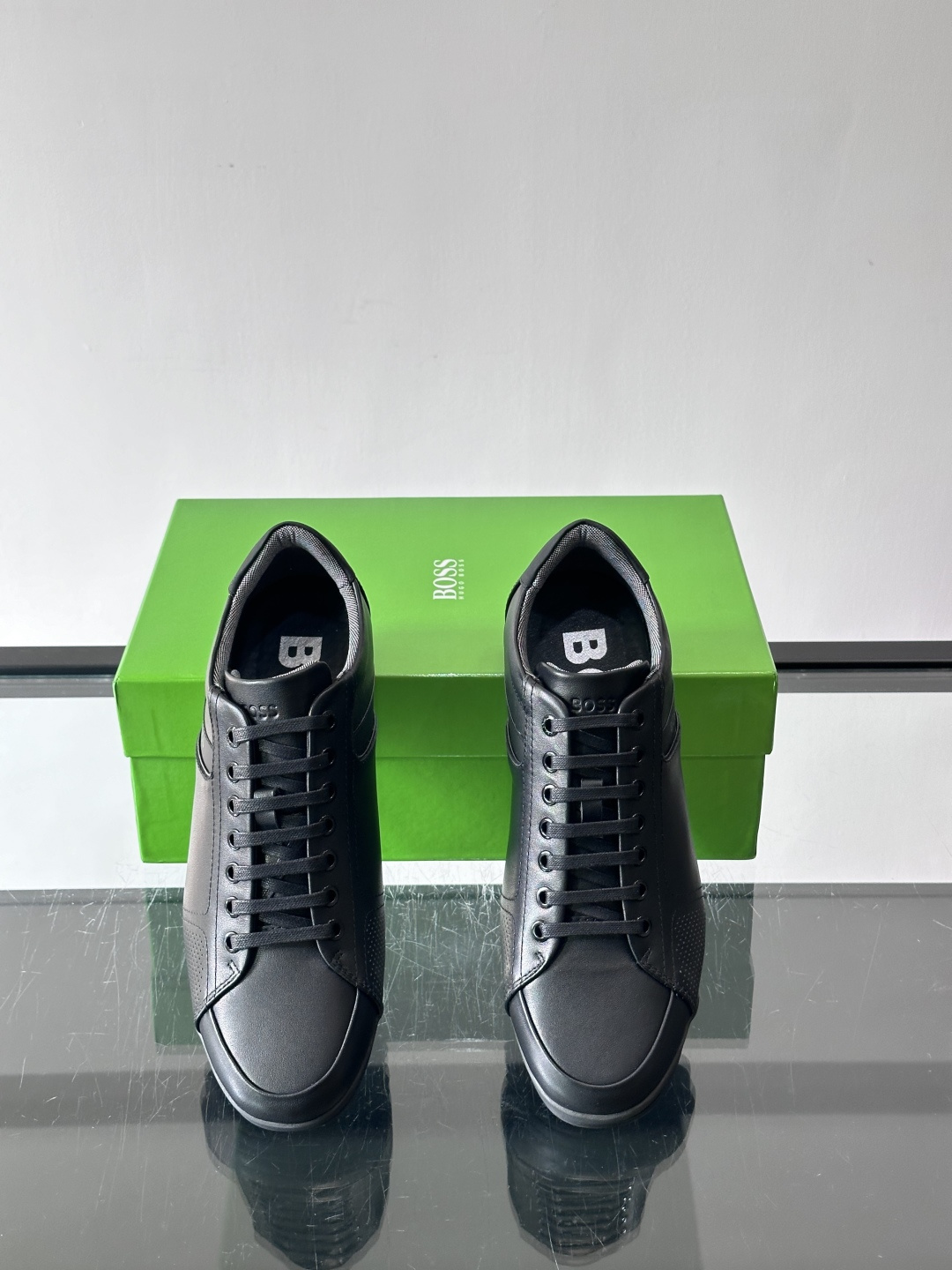 BOSS皮革透气高尔夫运动鞋，简约设计，优质皮革+透气孔拼接，透气又耐穿！鞋侧深蓝条纹点缀，品牌感满满✨