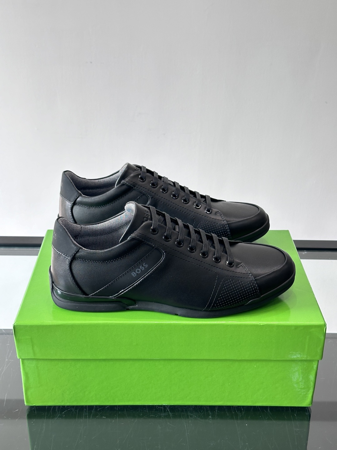 BOSS皮革透气高尔夫运动鞋，简约设计，优质皮革+透气孔拼接，透气又耐穿！鞋侧深蓝条纹点缀，品牌感满满✨