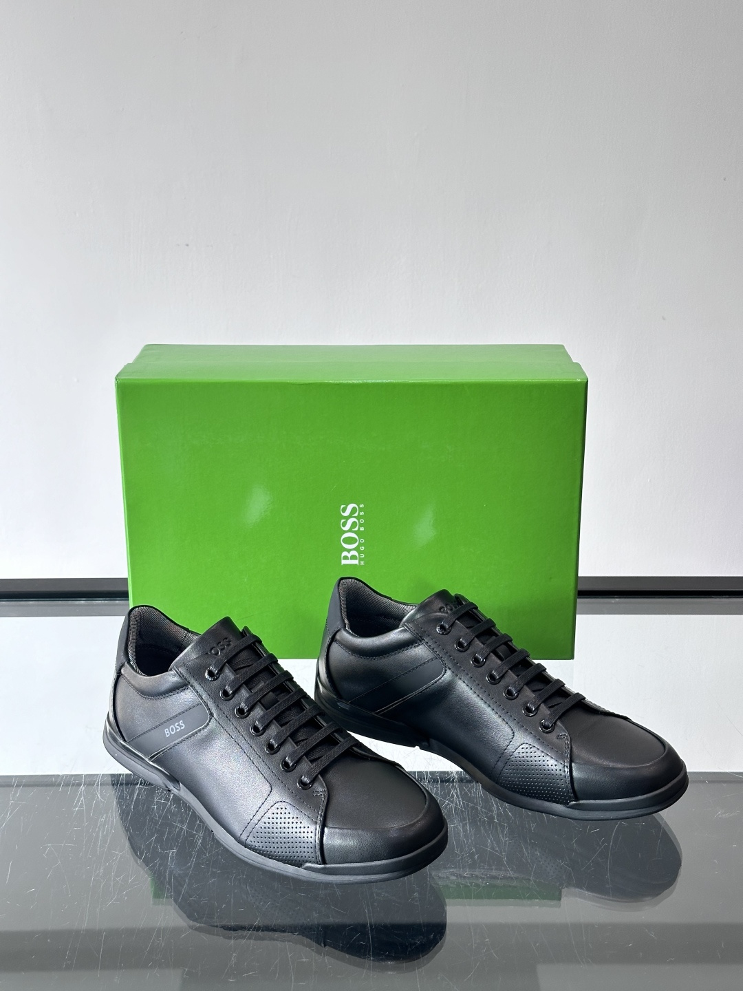 BOSS皮革透气高尔夫运动鞋，简约设计，优质皮革+透气孔拼接，透气又耐穿！鞋侧深蓝条纹点缀，品牌感满满✨