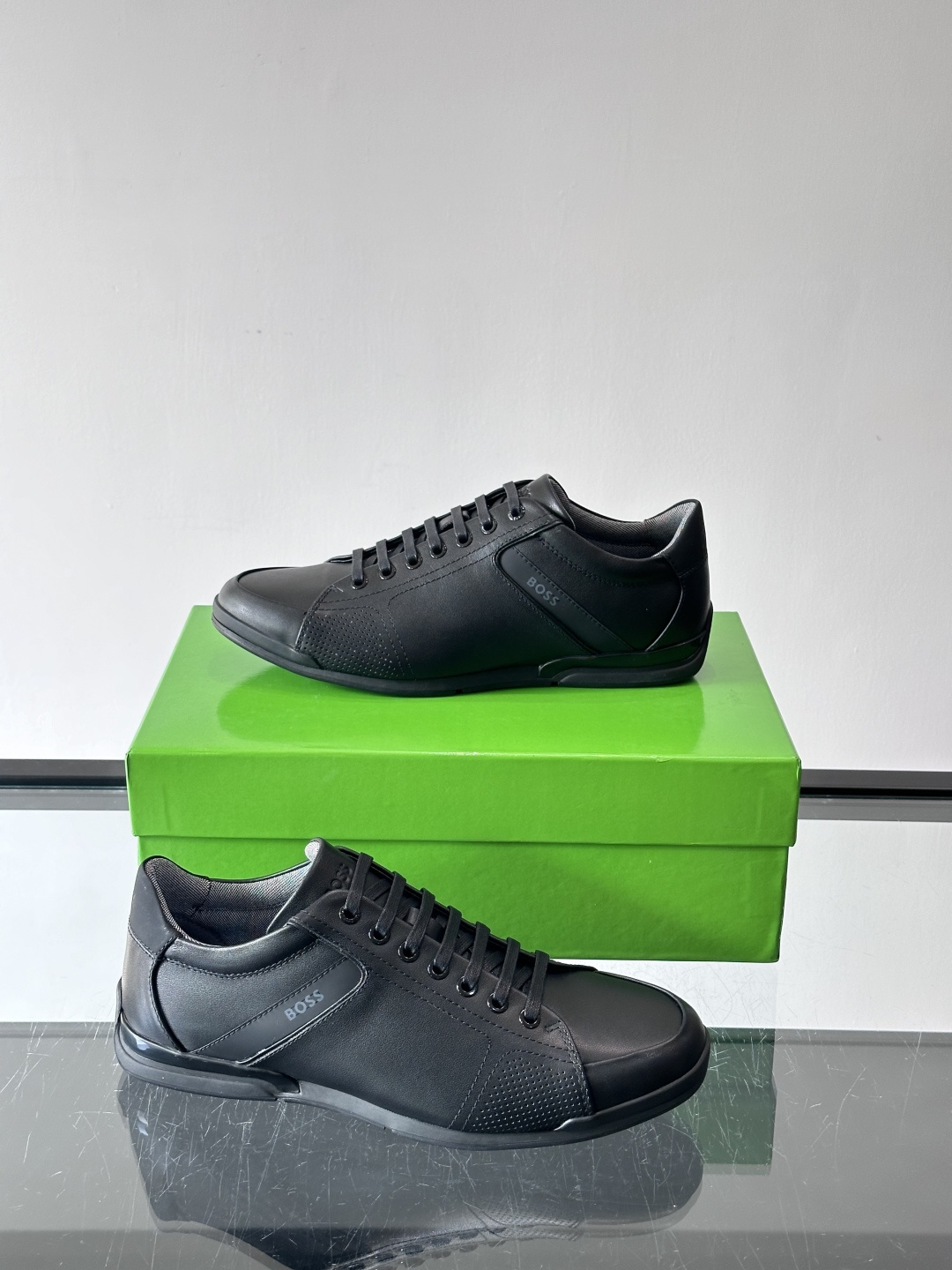 BOSS皮革透气高尔夫运动鞋，简约设计，优质皮革+透气孔拼接，透气又耐穿！鞋侧深蓝条纹点缀，品牌感满满✨