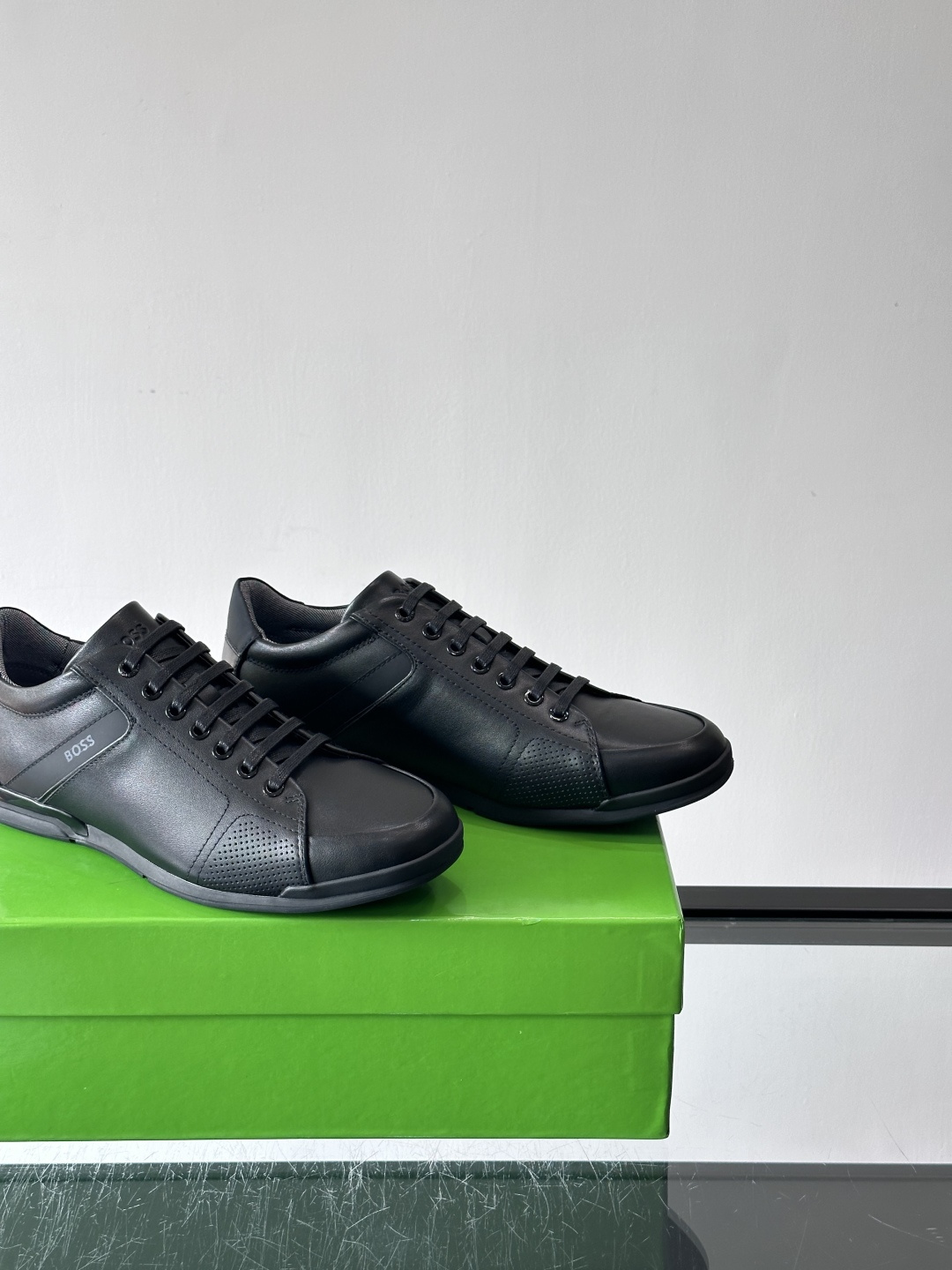 BOSS皮革透气高尔夫运动鞋，简约设计，优质皮革+透气孔拼接，透气又耐穿！鞋侧深蓝条纹点缀，品牌感满满✨