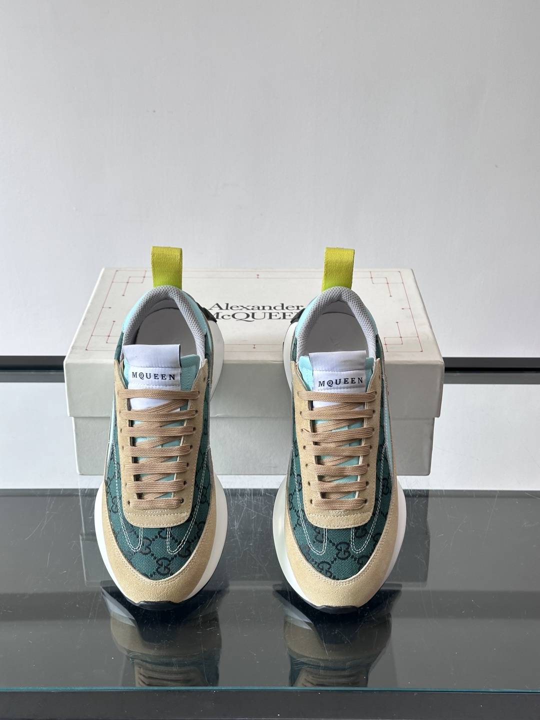 Alexander McQueen休闲运动鞋灵感源自80年代复古跑鞋，采用多材质拼接，牛皮革与织物结合，
