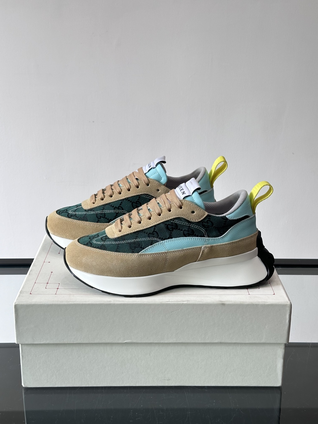 Alexander McQueen休闲运动鞋灵感源自80年代复古跑鞋，采用多材质拼接，牛皮革与织物结合，