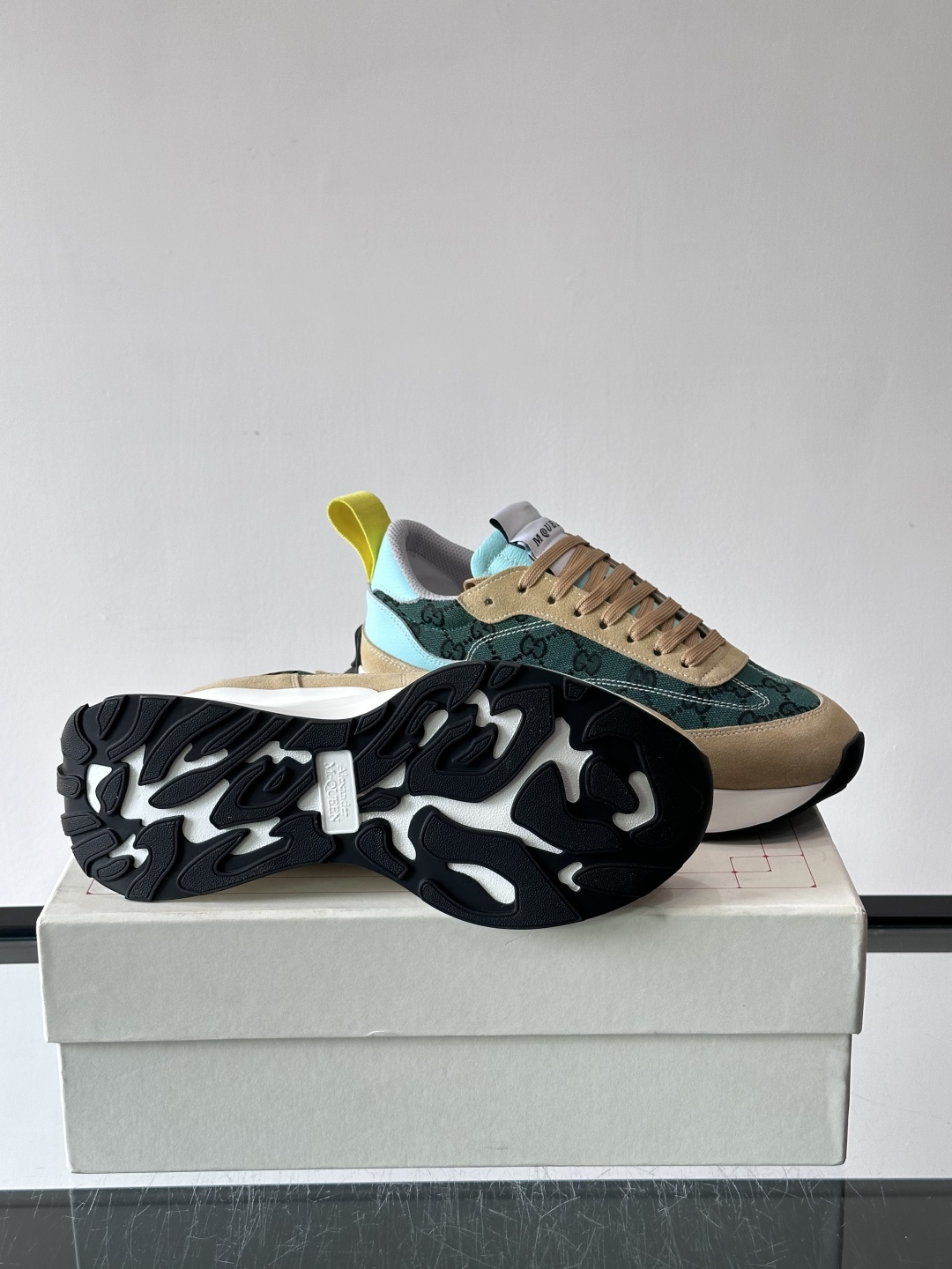 Alexander McQueen休闲运动鞋灵感源自80年代复古跑鞋，采用多材质拼接，牛皮革与织物结合，