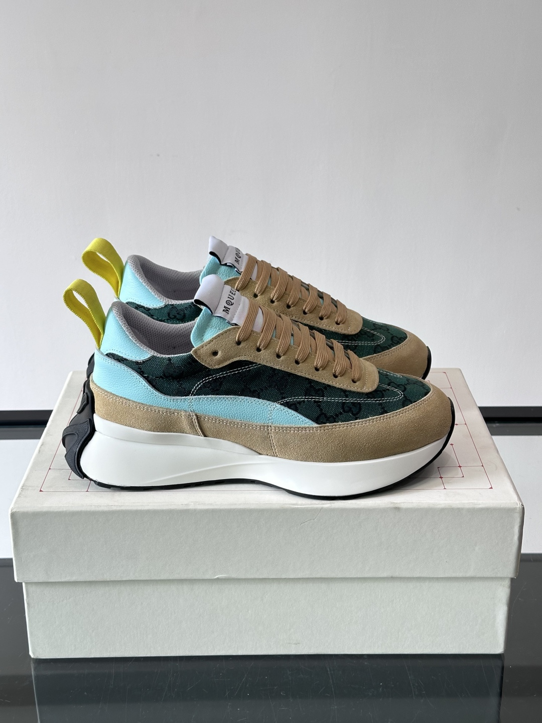 Alexander McQueen休闲运动鞋灵感源自80年代复古跑鞋，采用多材质拼接，牛皮革与织物结合，