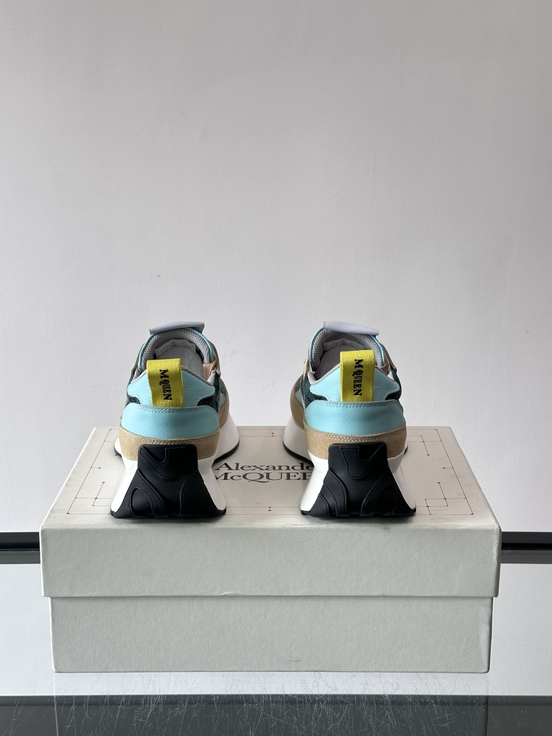 Alexander McQueen休闲运动鞋灵感源自80年代复古跑鞋，采用多材质拼接，牛皮革与织物结合，
