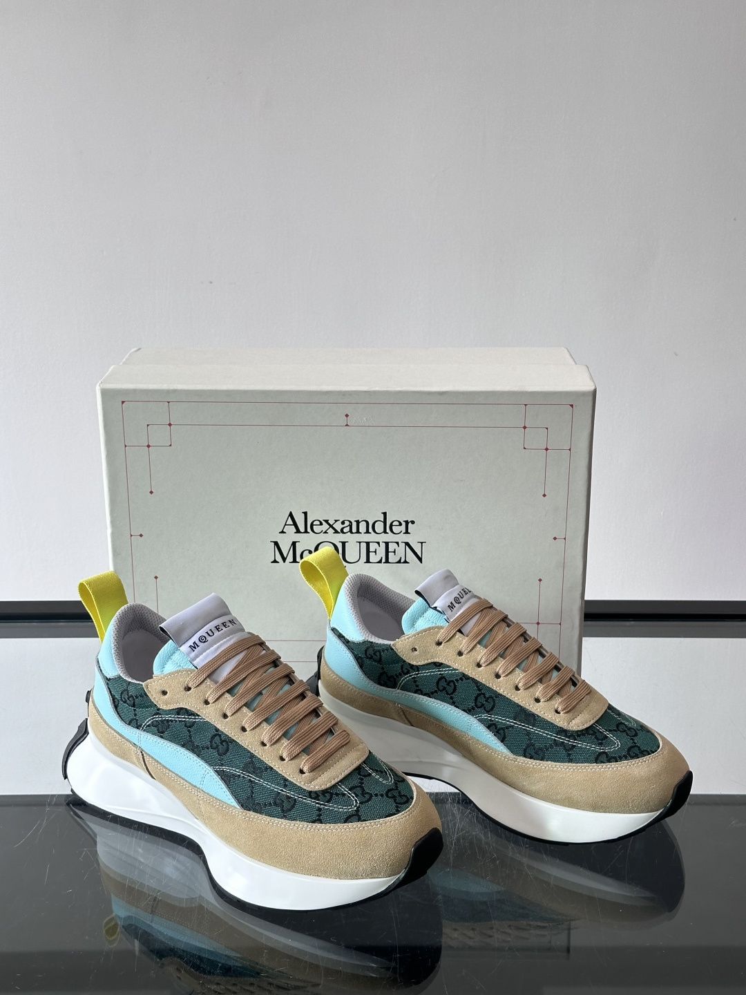 Alexander McQueen休闲运动鞋灵感源自80年代复古跑鞋，采用多材质拼接，牛皮革与织物结合，