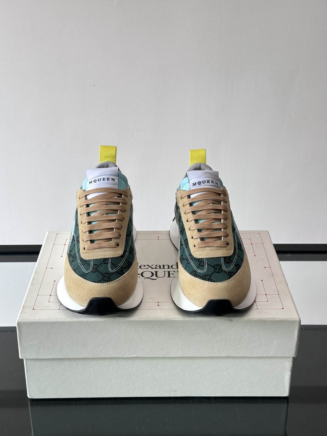 Alexander McQueen休闲运动鞋灵感源自80年代复古跑鞋，采用多材质拼接，牛皮革与织物结合，