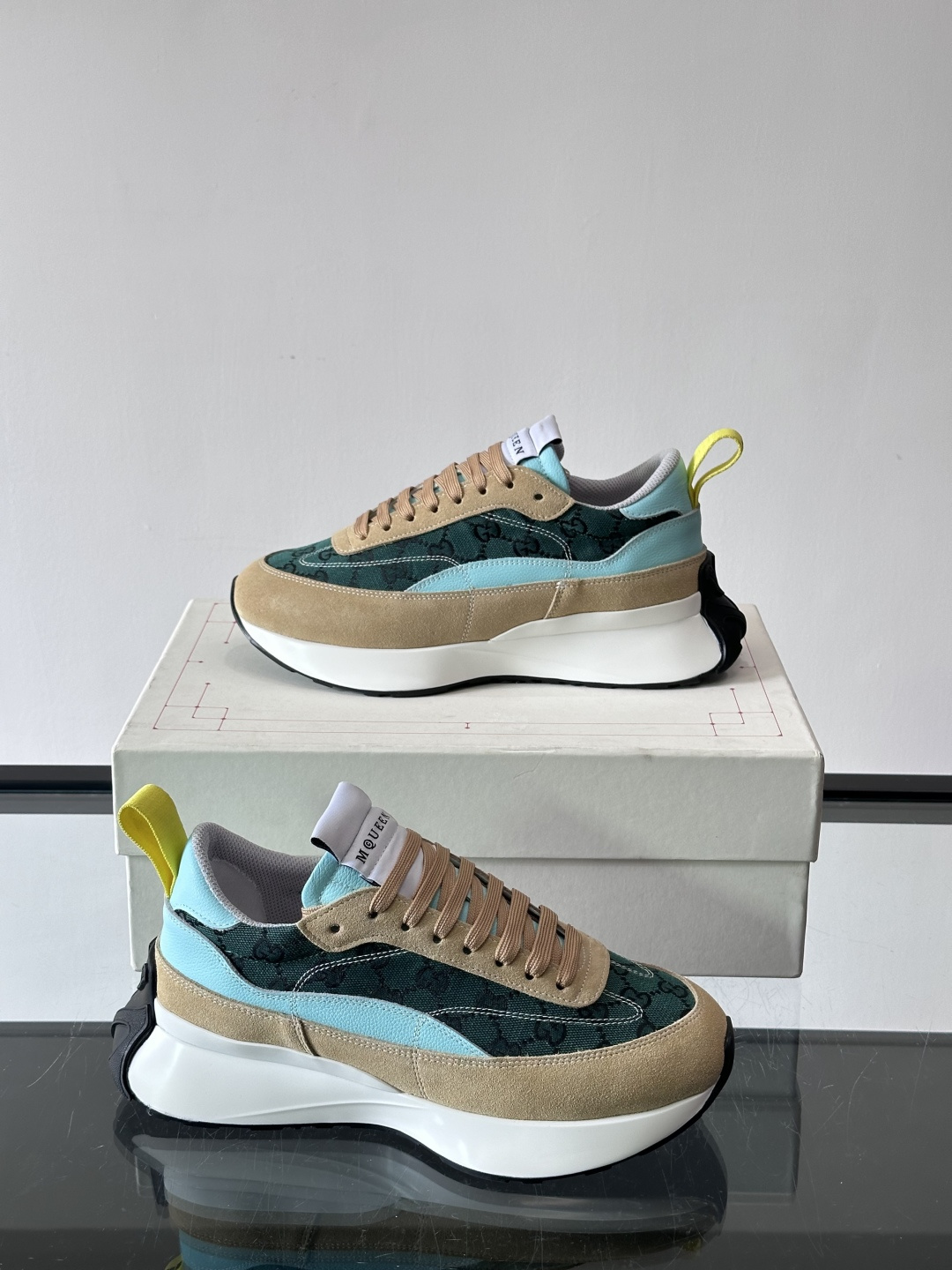 Alexander McQueen休闲运动鞋灵感源自80年代复古跑鞋，采用多材质拼接，牛皮革与织物结合，