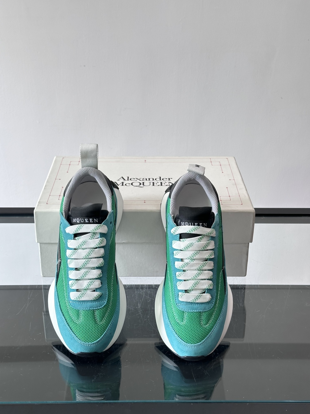 Alexander McQueen休闲运动鞋灵感源自80年代复古跑鞋，采用多材质拼接，牛皮革与织物结合，