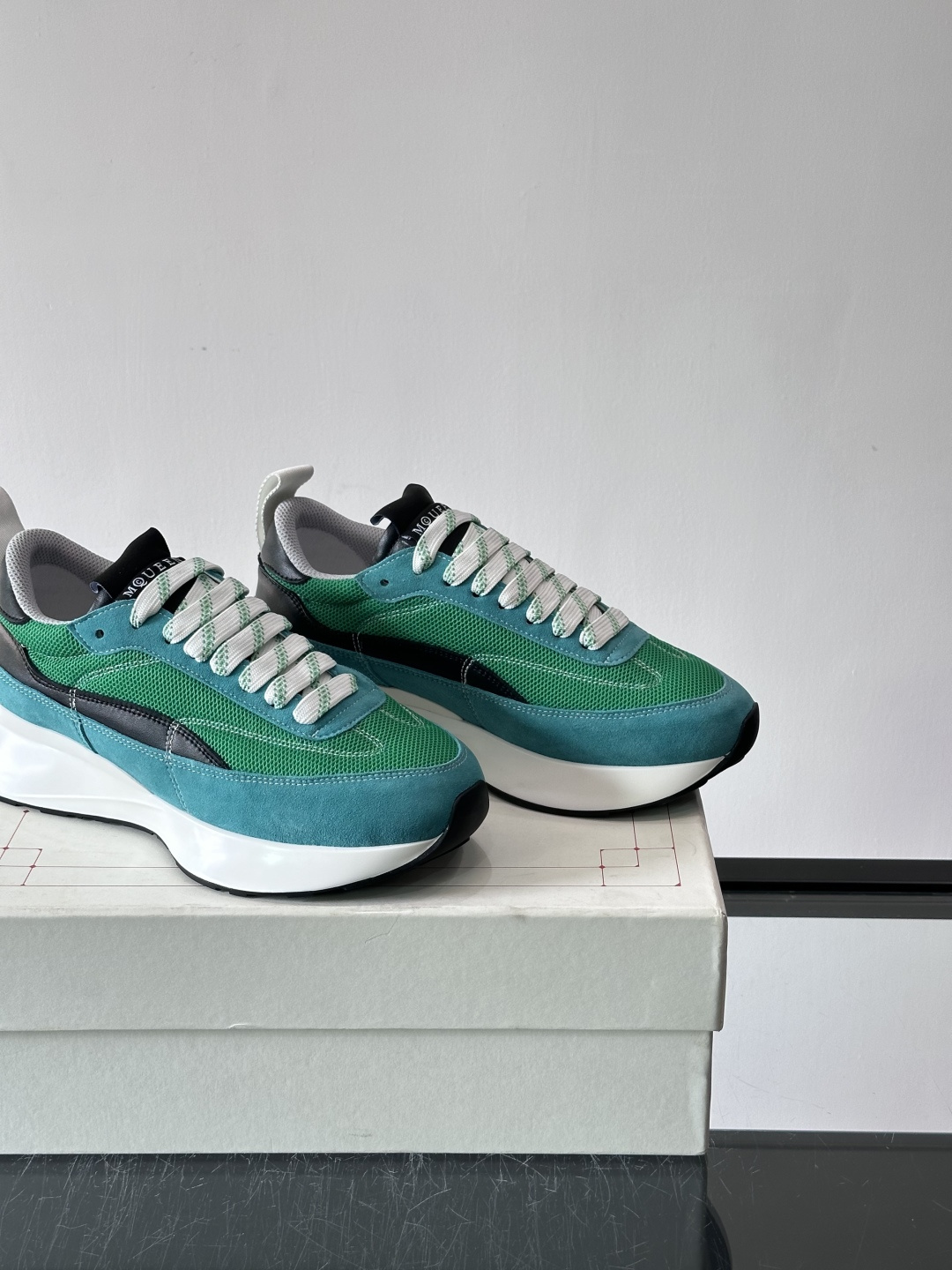 Alexander McQueen休闲运动鞋灵感源自80年代复古跑鞋，采用多材质拼接，牛皮革与织物结合，