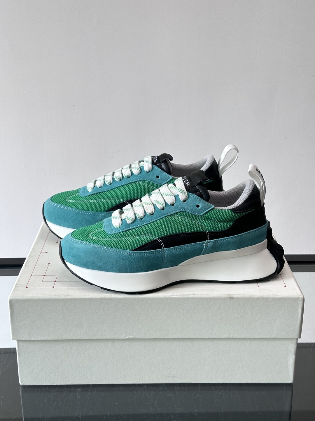 Alexander McQueen休闲运动鞋灵感源自80年代复古跑鞋，采用多材质拼接，牛皮革与织物结合，