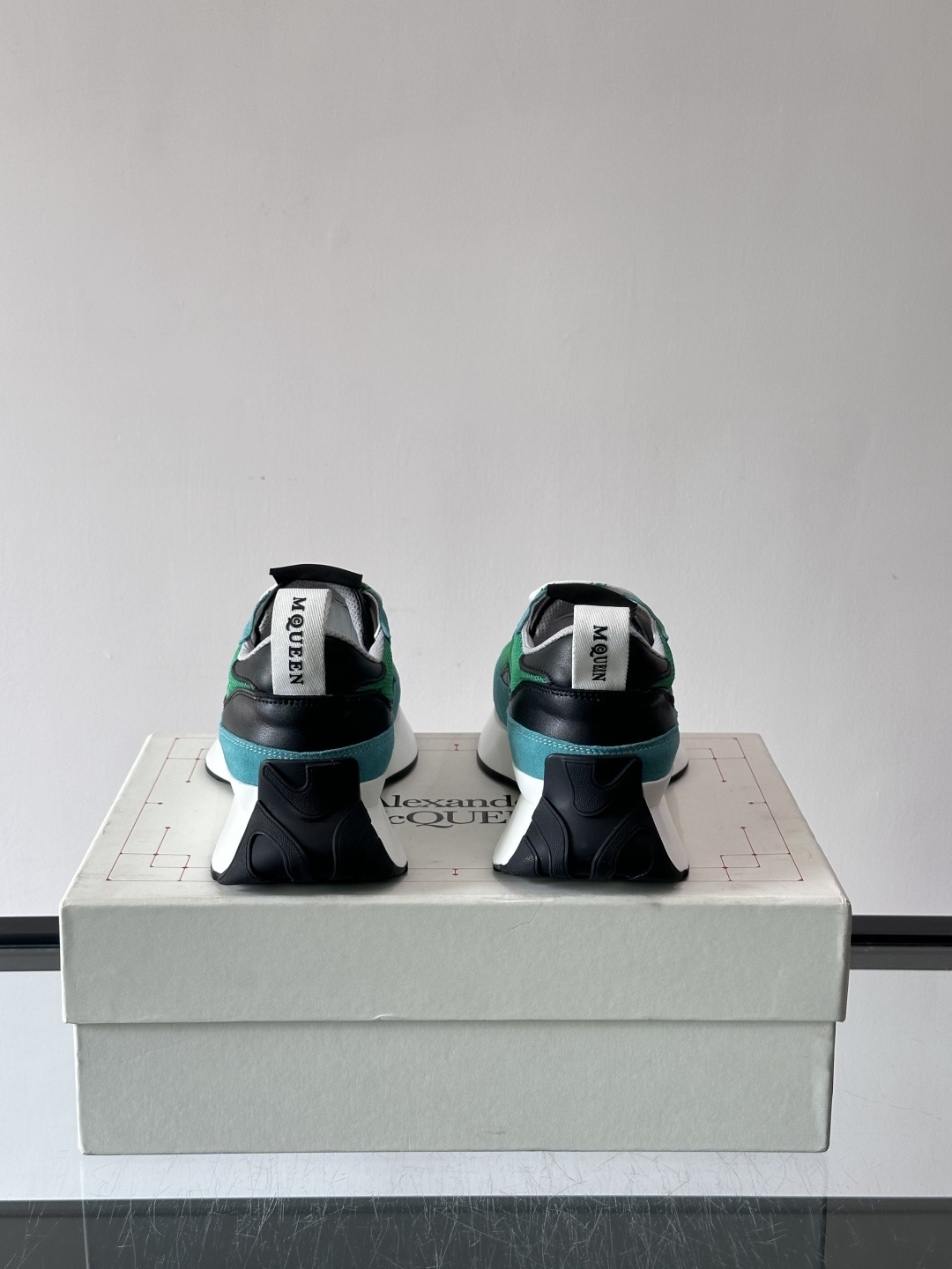 Alexander McQueen休闲运动鞋灵感源自80年代复古跑鞋，采用多材质拼接，牛皮革与织物结合，