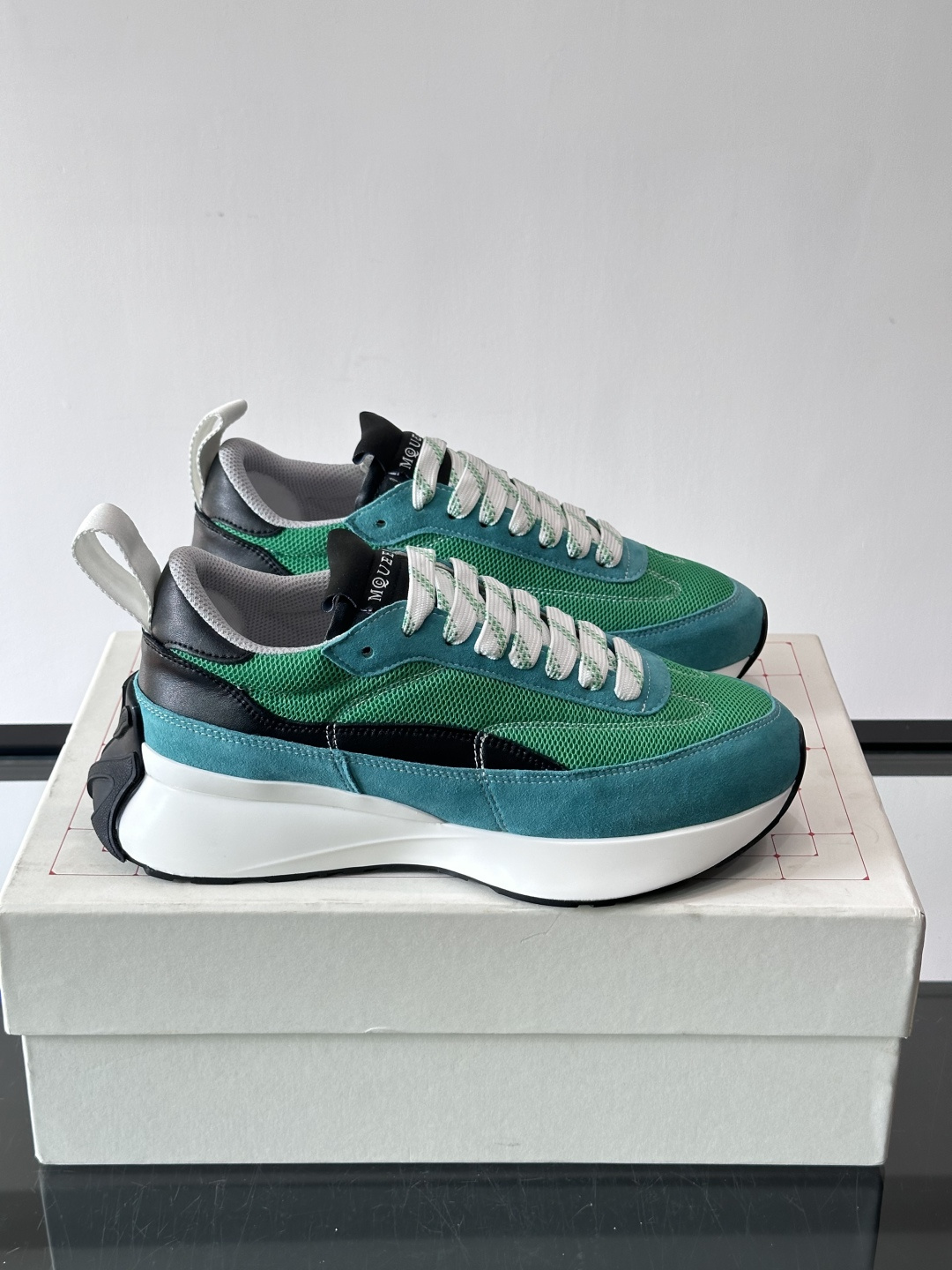 Alexander McQueen休闲运动鞋灵感源自80年代复古跑鞋，采用多材质拼接，牛皮革与织物结合，