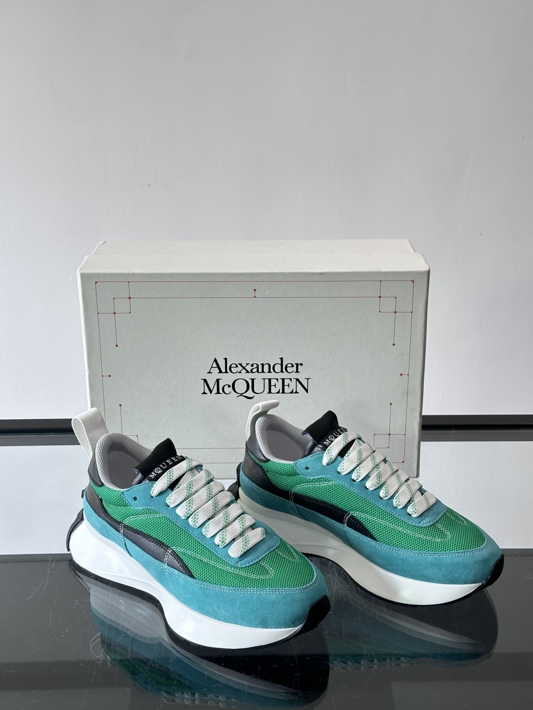 Alexander McQueen休闲运动鞋灵感源自80年代复古跑鞋，采用多材质拼接，牛皮革与织物结合，