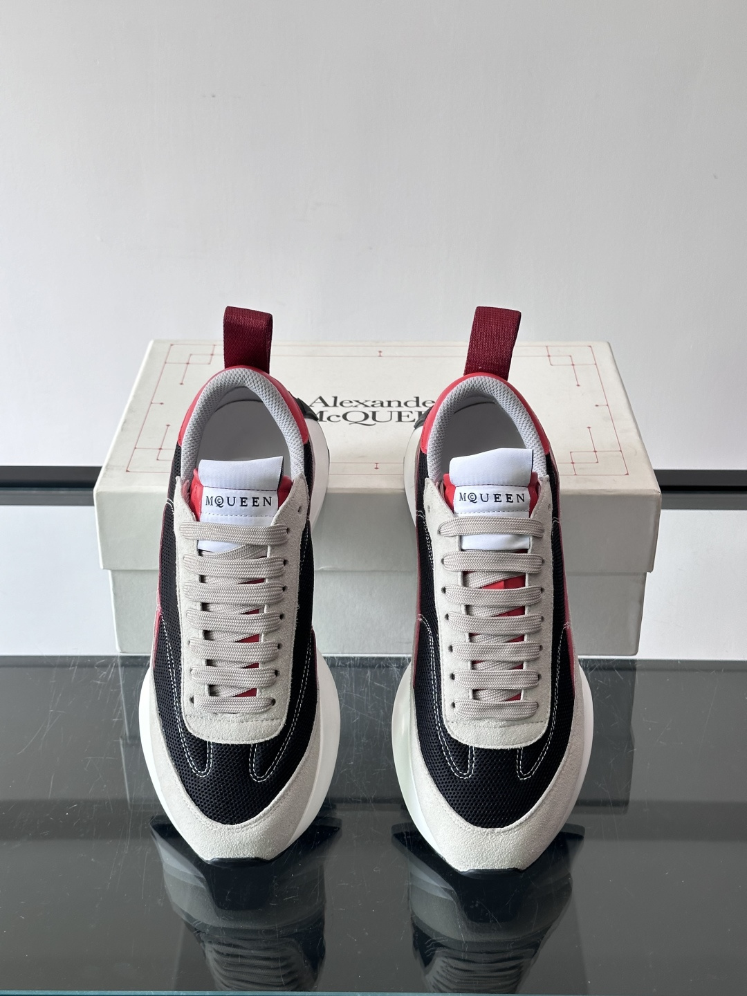 Alexander McQueen休闲运动鞋灵感源自80年代复古跑鞋，采用多材质拼接，牛皮革与织物结合，