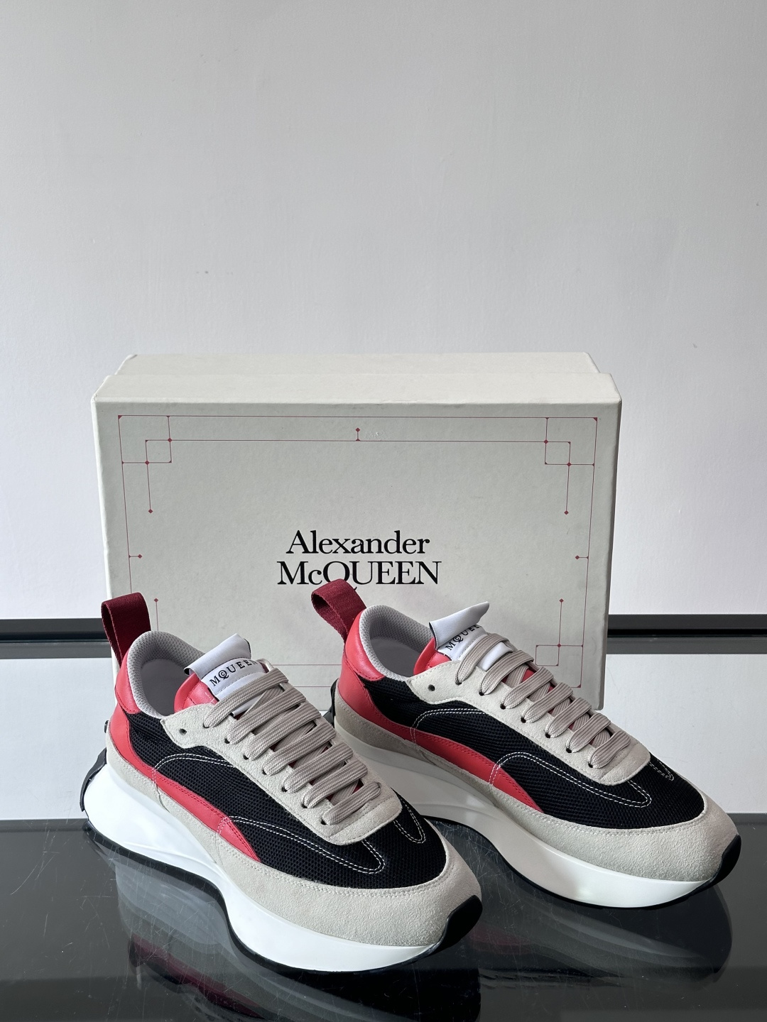 Alexander McQueen休闲运动鞋灵感源自80年代复古跑鞋，采用多材质拼接，牛皮革与织物结合，