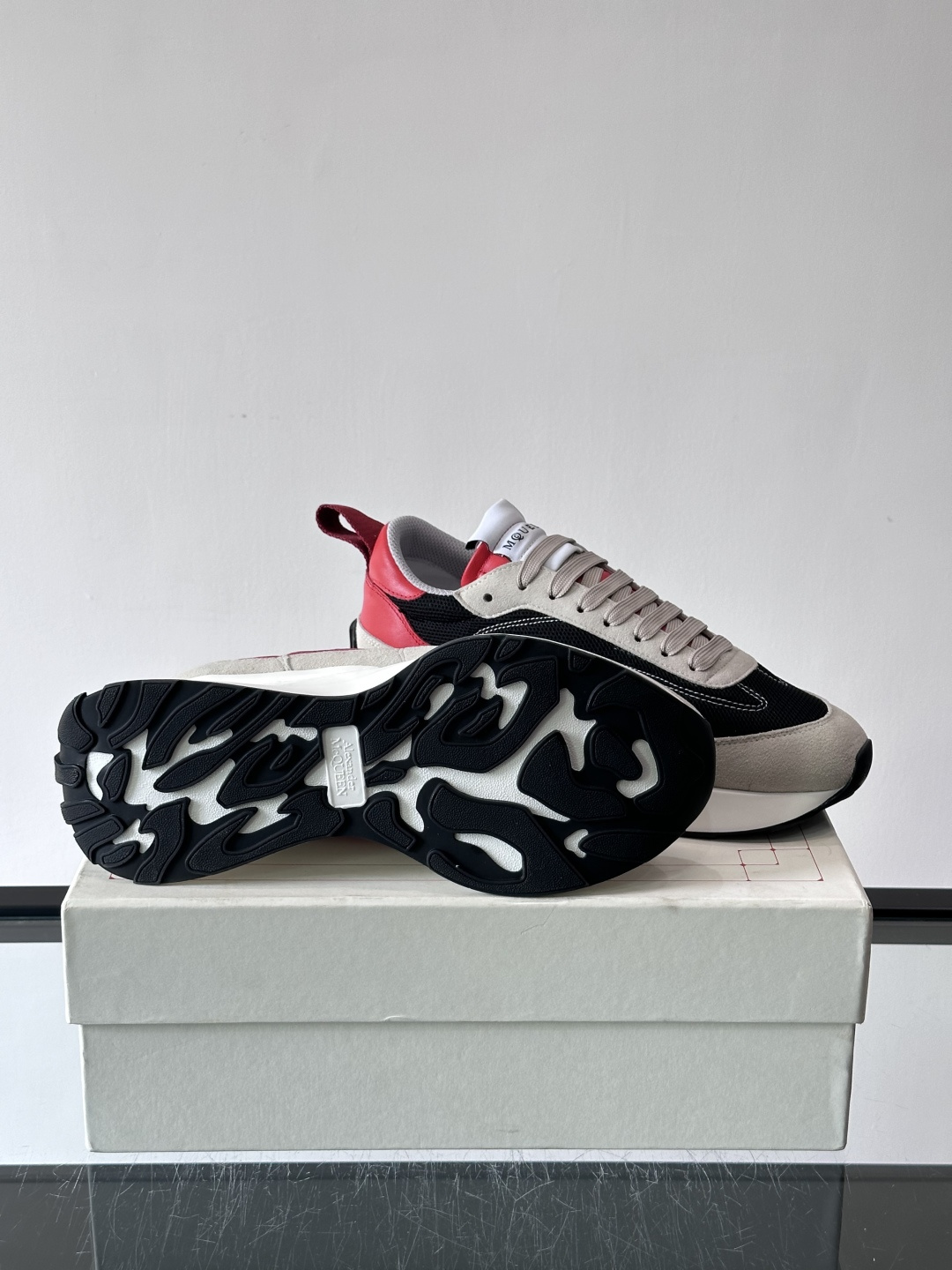 Alexander McQueen休闲运动鞋灵感源自80年代复古跑鞋，采用多材质拼接，牛皮革与织物结合，