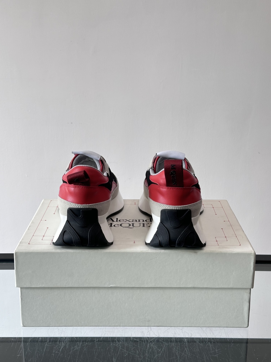 Alexander McQueen休闲运动鞋灵感源自80年代复古跑鞋，采用多材质拼接，牛皮革与织物结合，