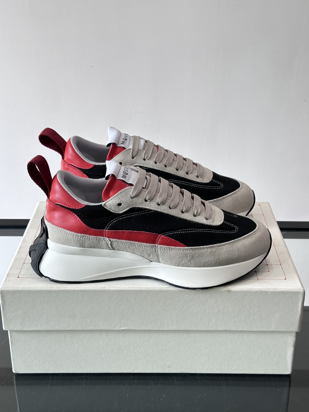 Alexander McQueen休闲运动鞋灵感源自80年代复古跑鞋，采用多材质拼接，牛皮革与织物结合，