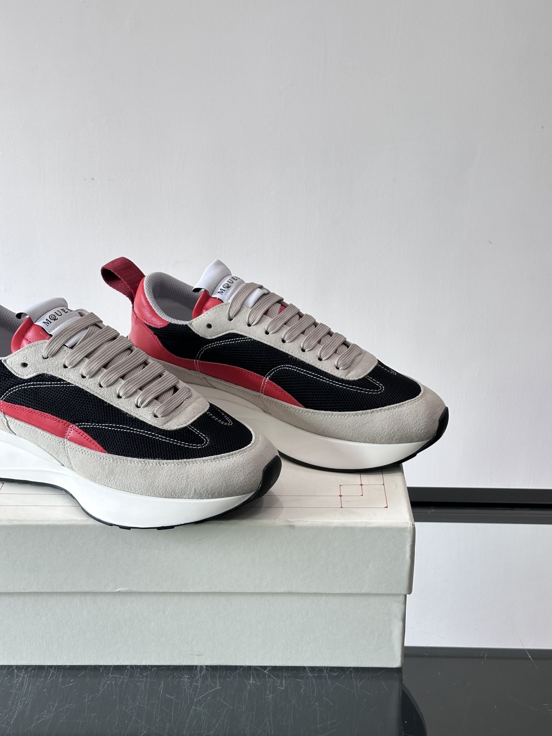 Alexander McQueen休闲运动鞋灵感源自80年代复古跑鞋，采用多材质拼接，牛皮革与织物结合，