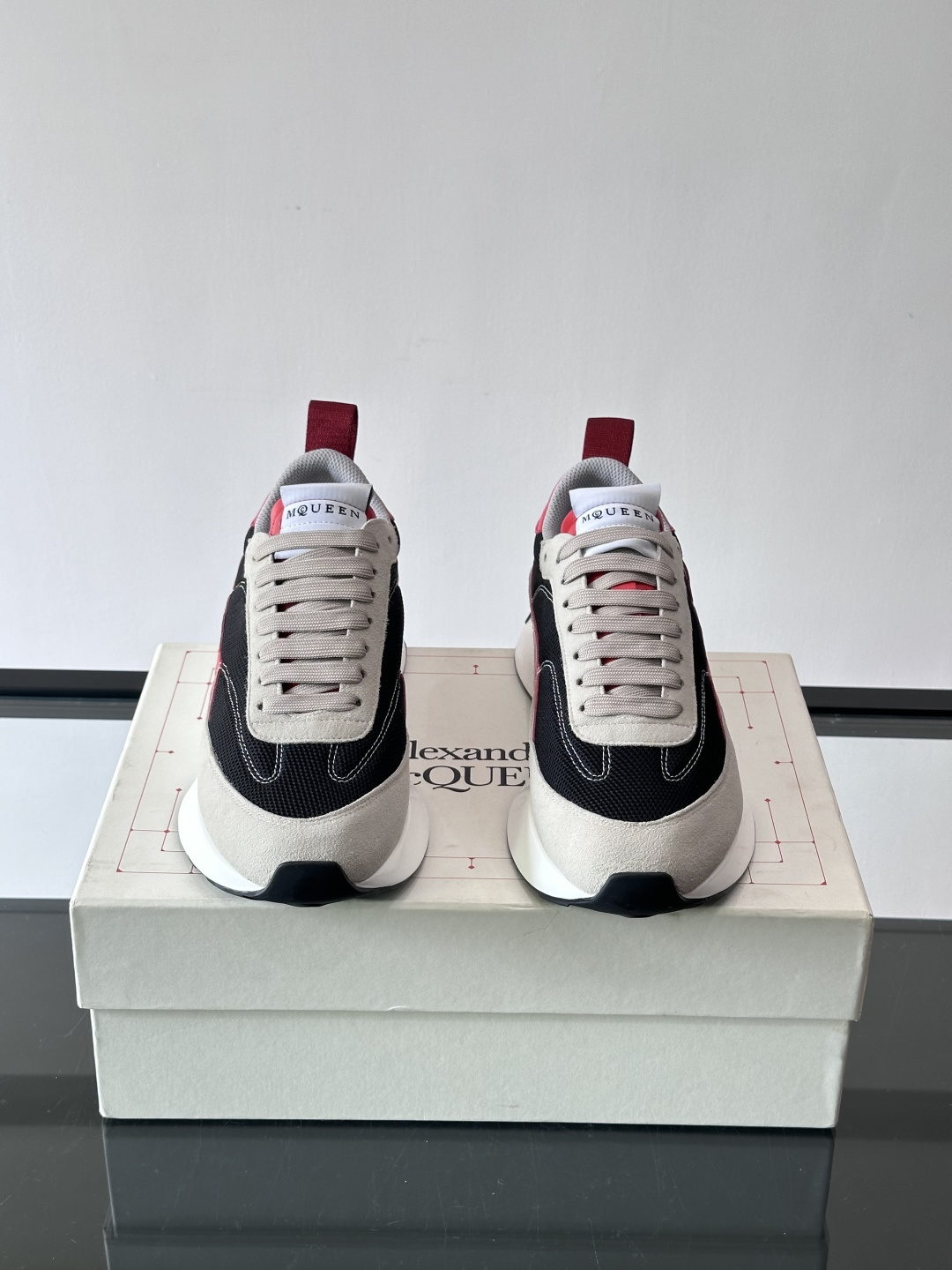 Alexander McQueen休闲运动鞋灵感源自80年代复古跑鞋，采用多材质拼接，牛皮革与织物结合，