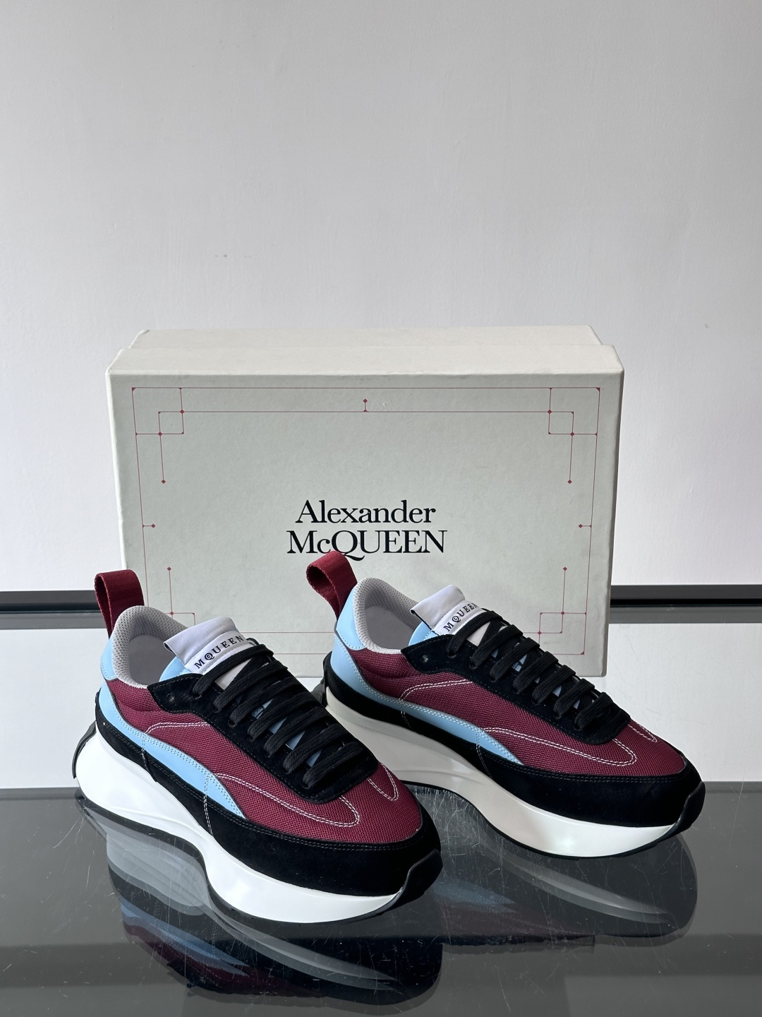 Alexander McQueen休闲运动鞋灵感源自80年代复古跑鞋，采用多材质拼接，牛皮革与织物结合，