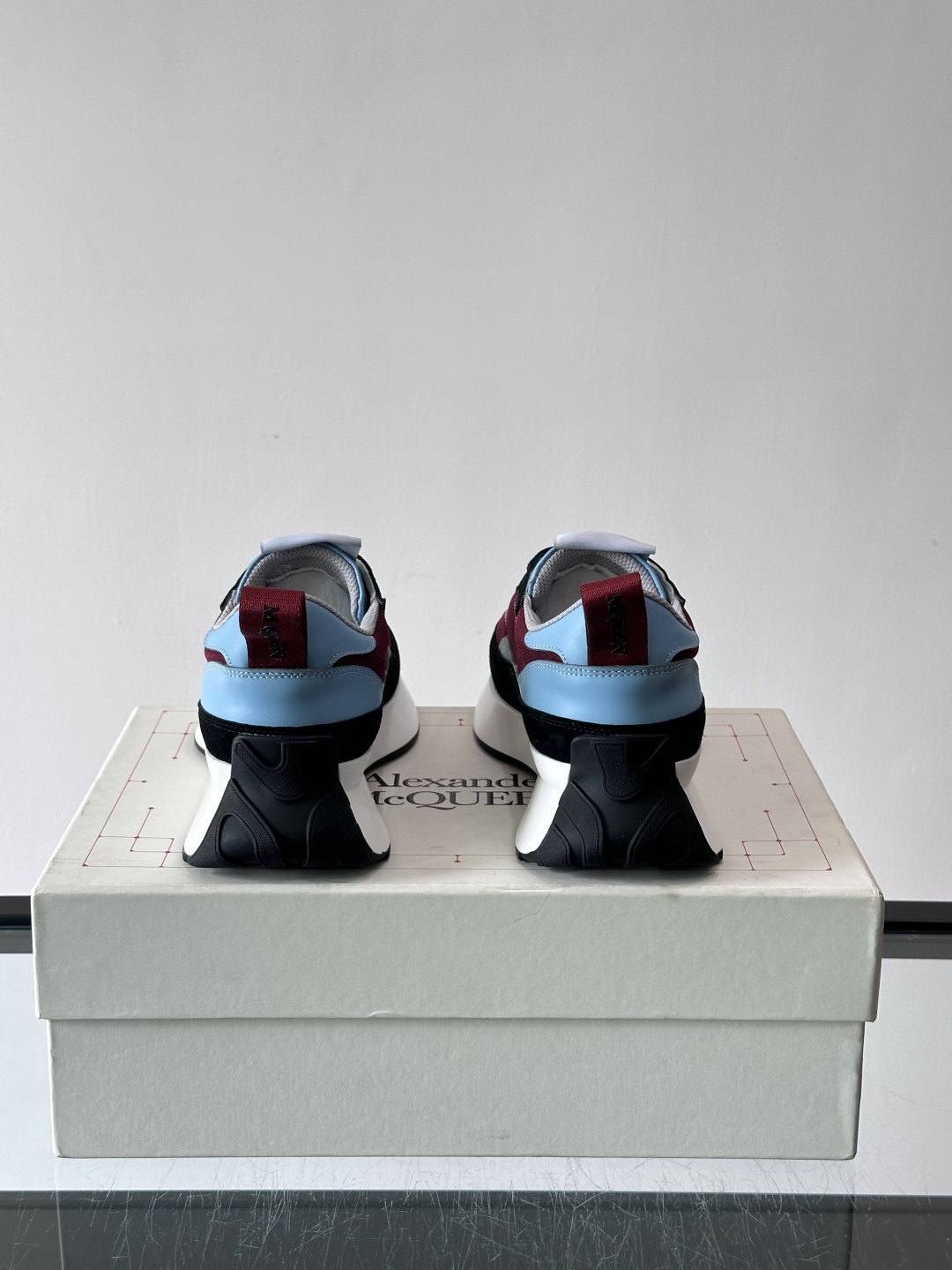 Alexander McQueen休闲运动鞋灵感源自80年代复古跑鞋，采用多材质拼接，牛皮革与织物结合，