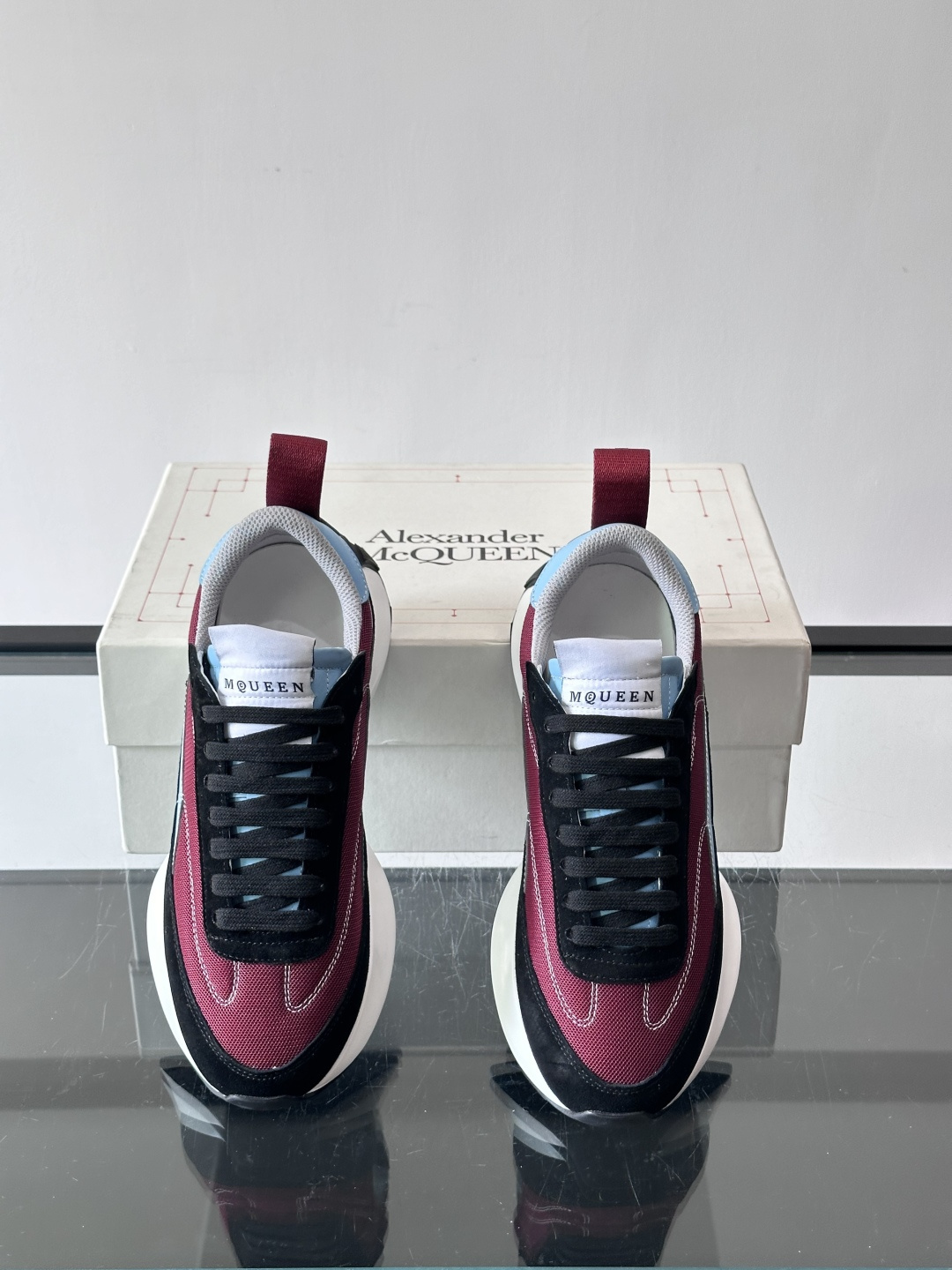 Alexander McQueen休闲运动鞋灵感源自80年代复古跑鞋，采用多材质拼接，牛皮革与织物结合，