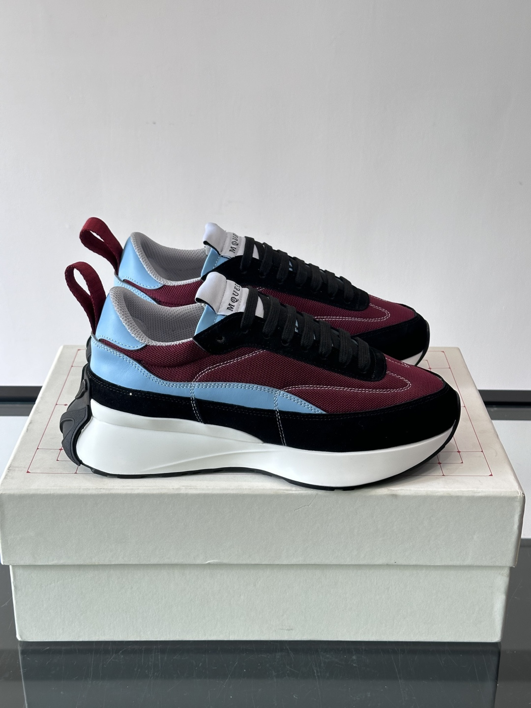 Alexander McQueen休闲运动鞋灵感源自80年代复古跑鞋，采用多材质拼接，牛皮革与织物结合，