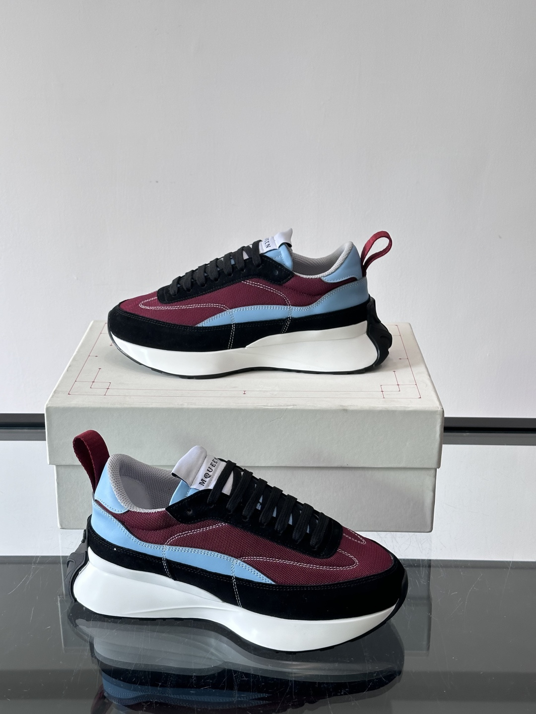 Alexander McQueen休闲运动鞋灵感源自80年代复古跑鞋，采用多材质拼接，牛皮革与织物结合，