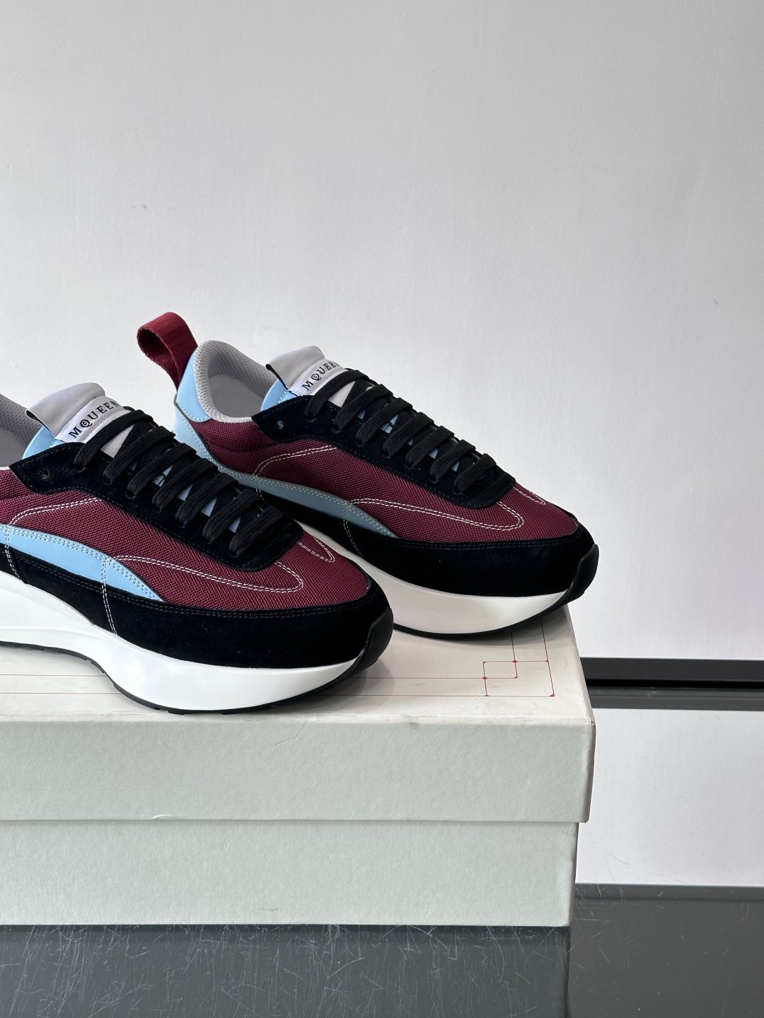 Alexander McQueen休闲运动鞋灵感源自80年代复古跑鞋，采用多材质拼接，牛皮革与织物结合，