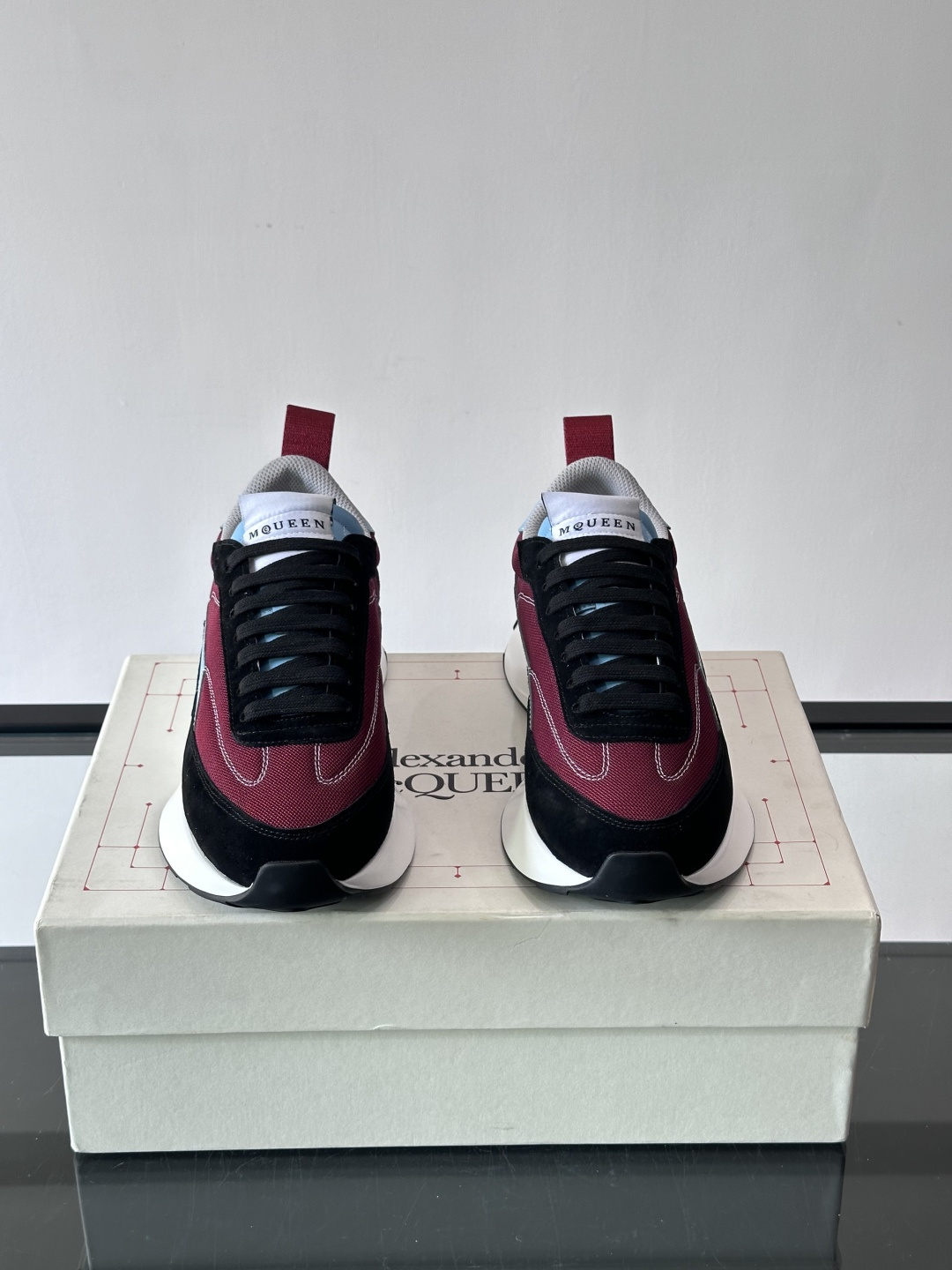 Alexander McQueen休闲运动鞋灵感源自80年代复古跑鞋，采用多材质拼接，牛皮革与织物结合，