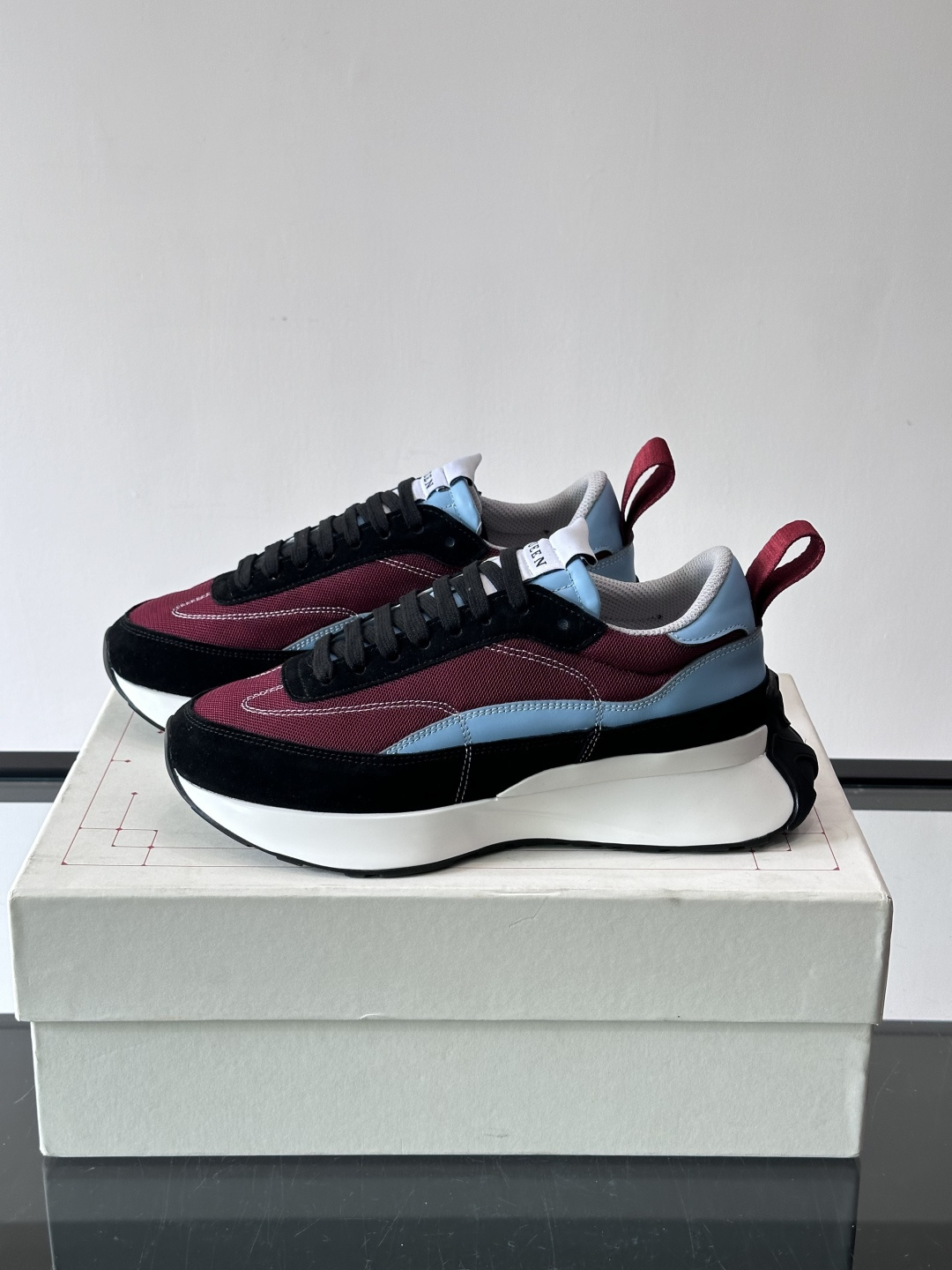 Alexander McQueen休闲运动鞋灵感源自80年代复古跑鞋，采用多材质拼接，牛皮革与织物结合，