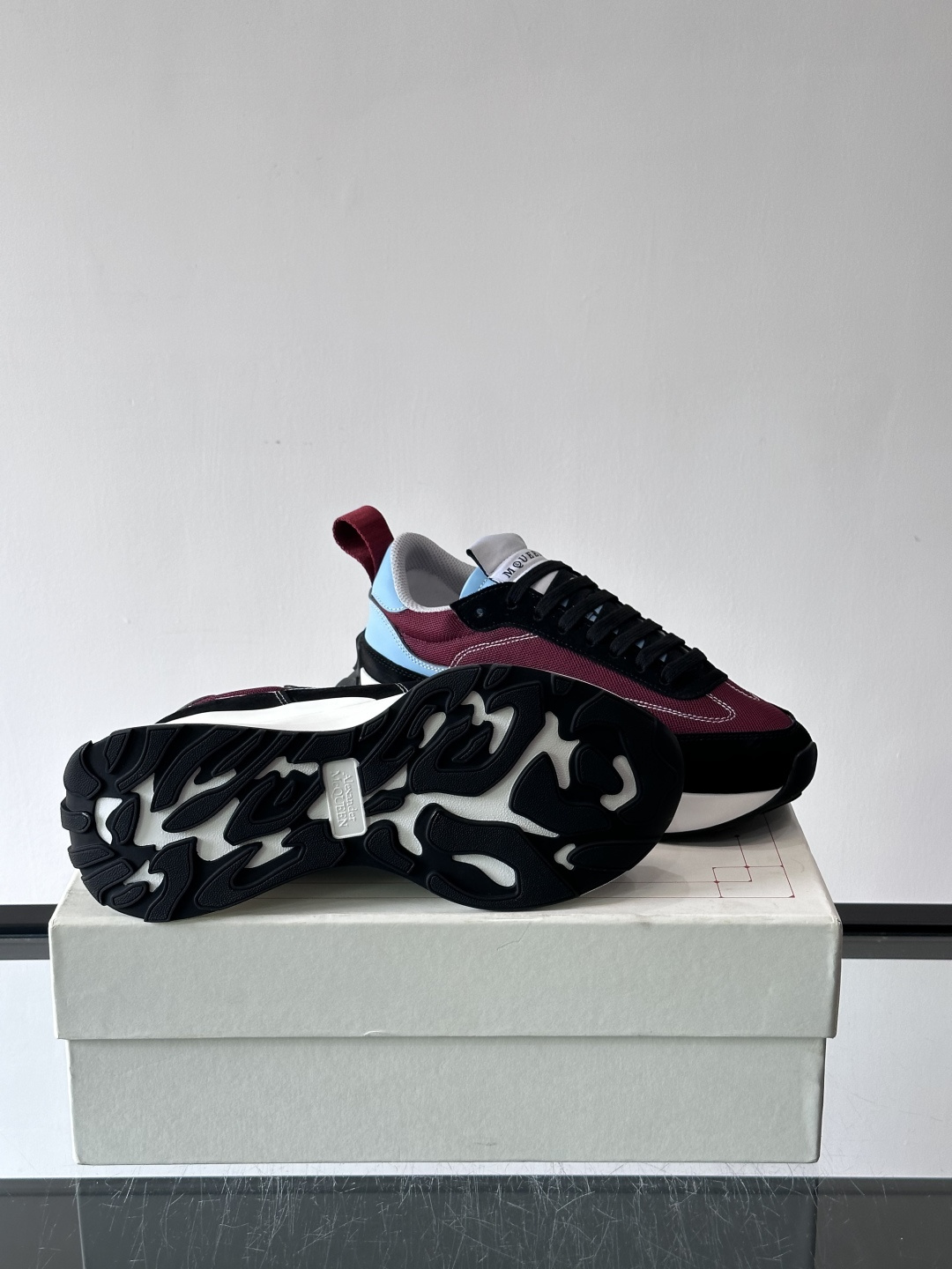 Alexander McQueen休闲运动鞋灵感源自80年代复古跑鞋，采用多材质拼接，牛皮革与织物结合，