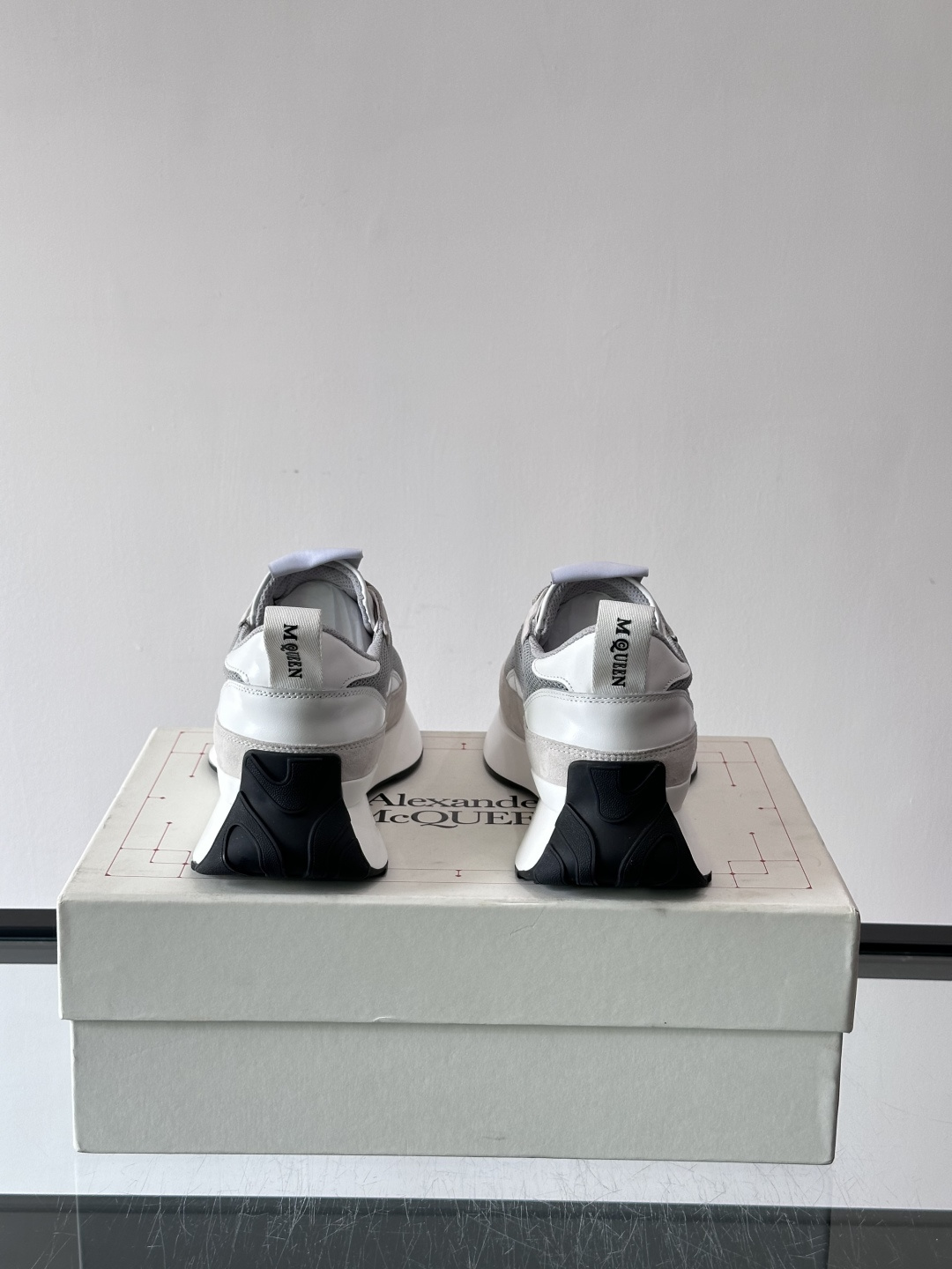 Alexander McQueen休闲运动鞋灵感源自80年代复古跑鞋，采用多材质拼接，牛皮革与织物结合，
