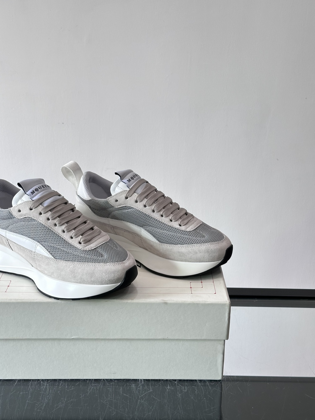 Alexander McQueen休闲运动鞋灵感源自80年代复古跑鞋，采用多材质拼接，牛皮革与织物结合，