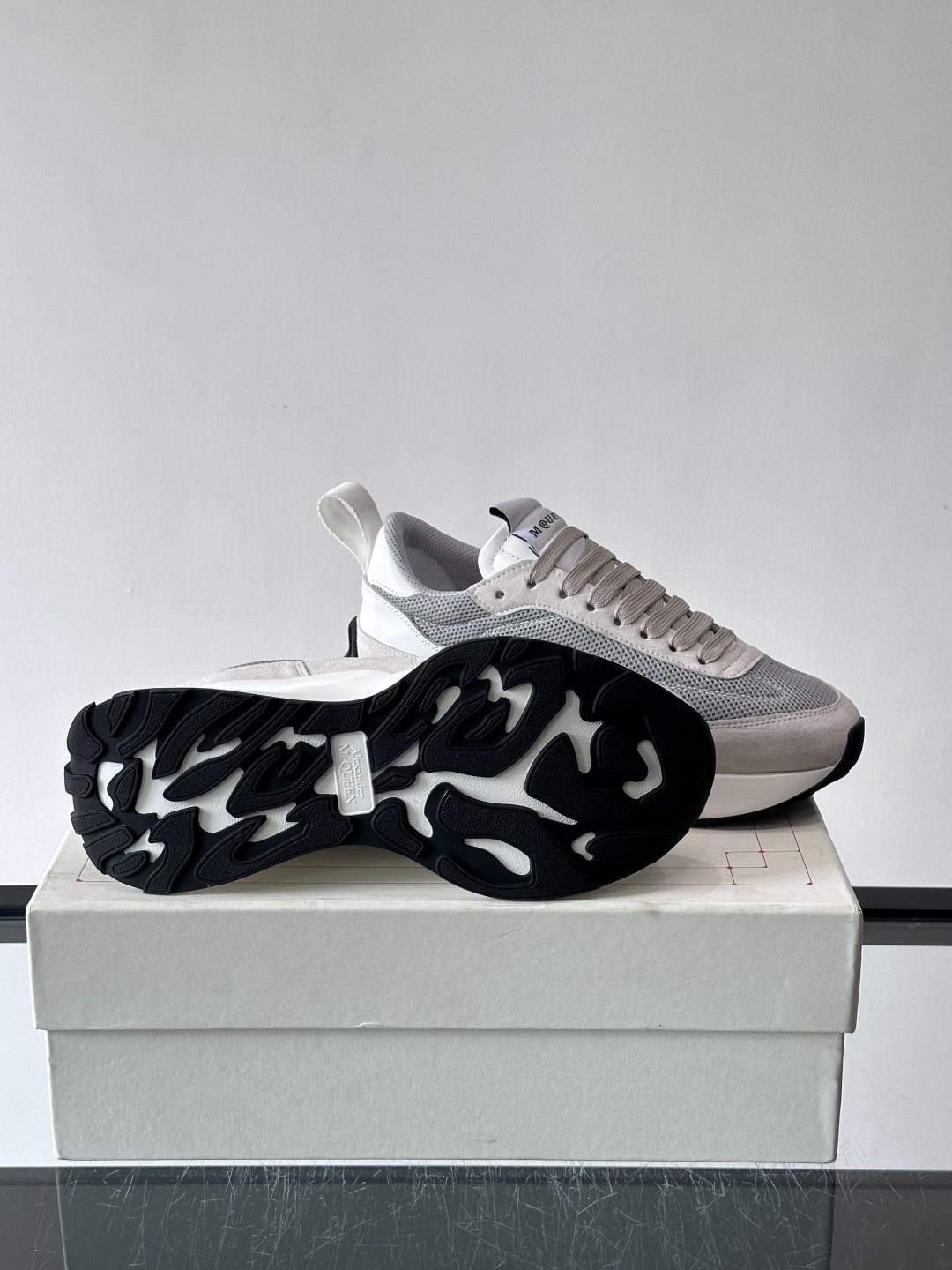 Alexander McQueen休闲运动鞋灵感源自80年代复古跑鞋，采用多材质拼接，牛皮革与织物结合，