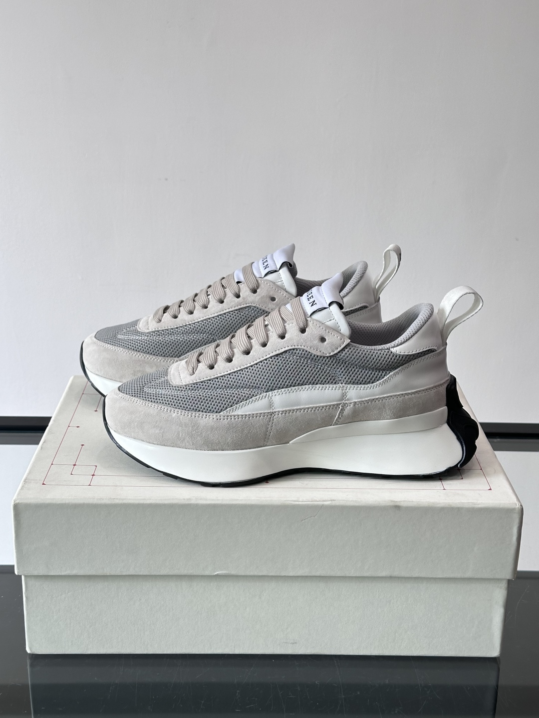 Alexander McQueen休闲运动鞋灵感源自80年代复古跑鞋，采用多材质拼接，牛皮革与织物结合，