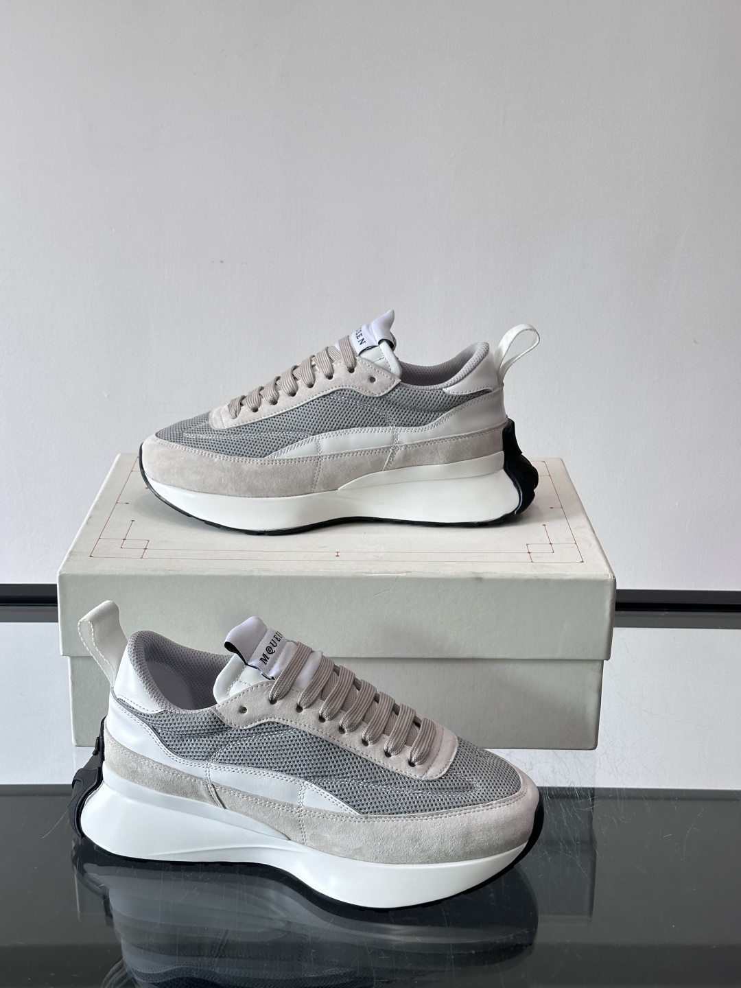 Alexander McQueen休闲运动鞋灵感源自80年代复古跑鞋，采用多材质拼接，牛皮革与织物结合，