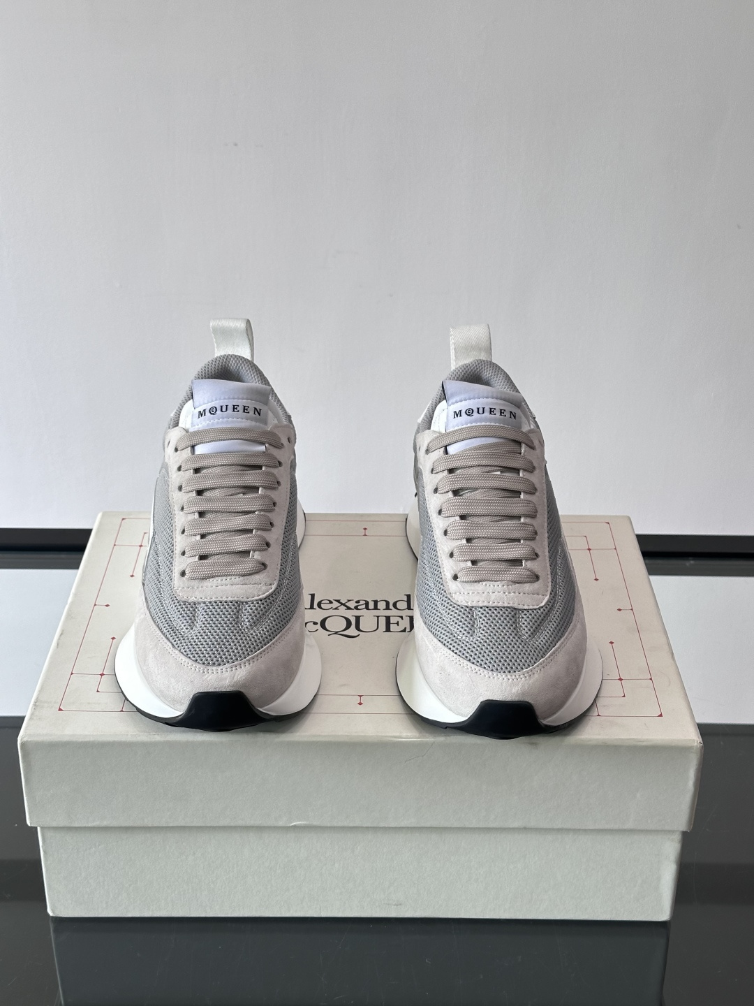 Alexander McQueen休闲运动鞋灵感源自80年代复古跑鞋，采用多材质拼接，牛皮革与织物结合，