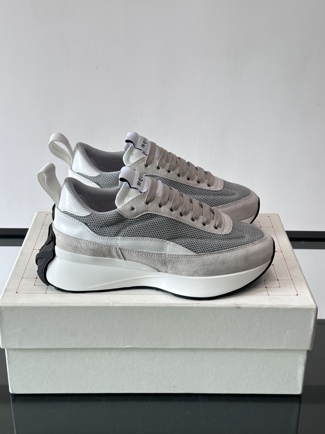 Alexander McQueen休闲运动鞋灵感源自80年代复古跑鞋，采用多材质拼接，牛皮革与织物结合，